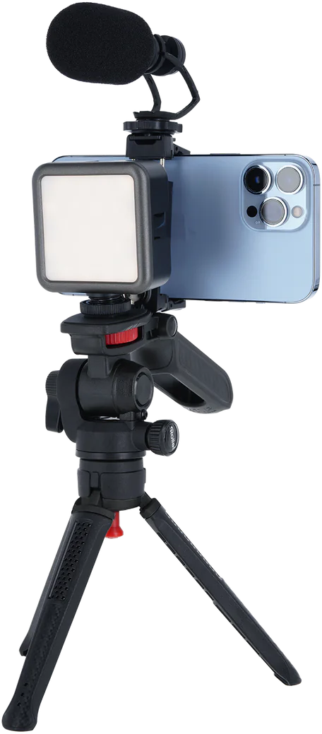 Smartphone auf einem Stativ mit Mikrofon und Licht. Telefon ist blau. Stativ ist schwarz mit roten Akzenten.