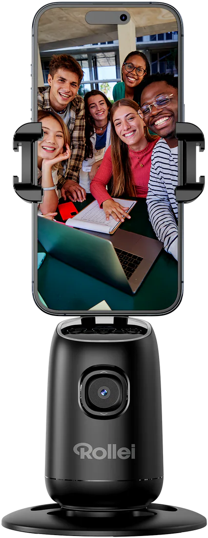 Smartphone auf Selfie-Stick-Basis montiert. Display zeigt eine Gruppe von Personen. Schwarze Basis mit Rollei-Logo.