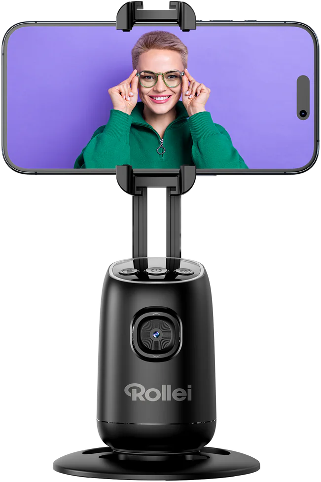Eine Frau hält ein Telefon in einem Selfie-Stick.