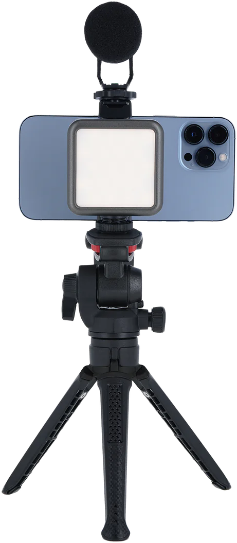 Smartphone mit Licht und Mikrofon an einem Stativ befestigt. Weißer Hintergrund.
