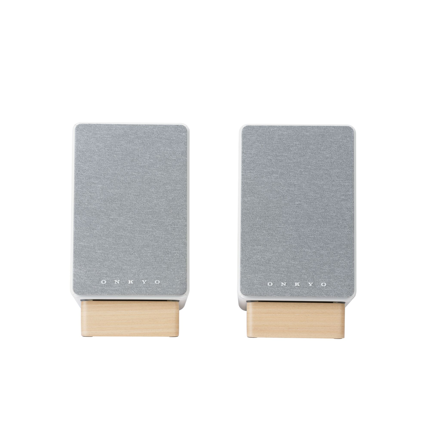 Twee luidsprekers op een houten basis. Grijze luidsprekerroosters met ONKYO logo. Witte frame. Witte achtergrond.