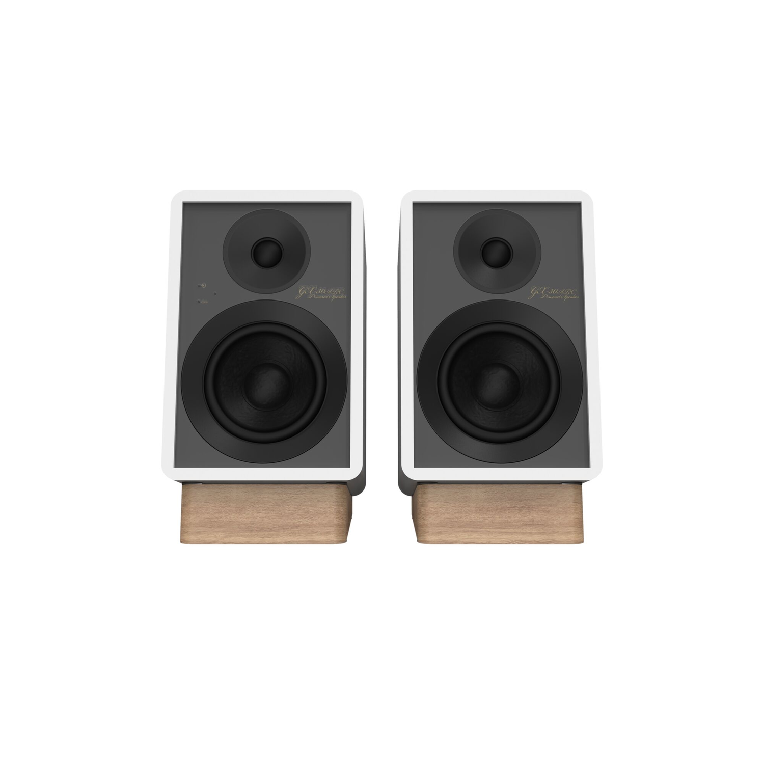 Twee luidsprekers op houten standaards, witte frames, zwarte luidsprekers, gouden logo.