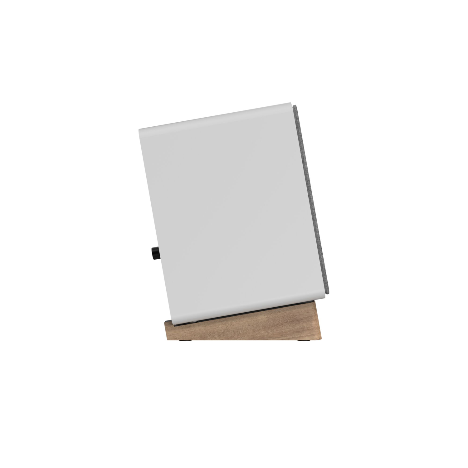 Witte luidspreker, zijaanzicht. Schuin op een houten basis. Zwarte knop aan de zijkant.