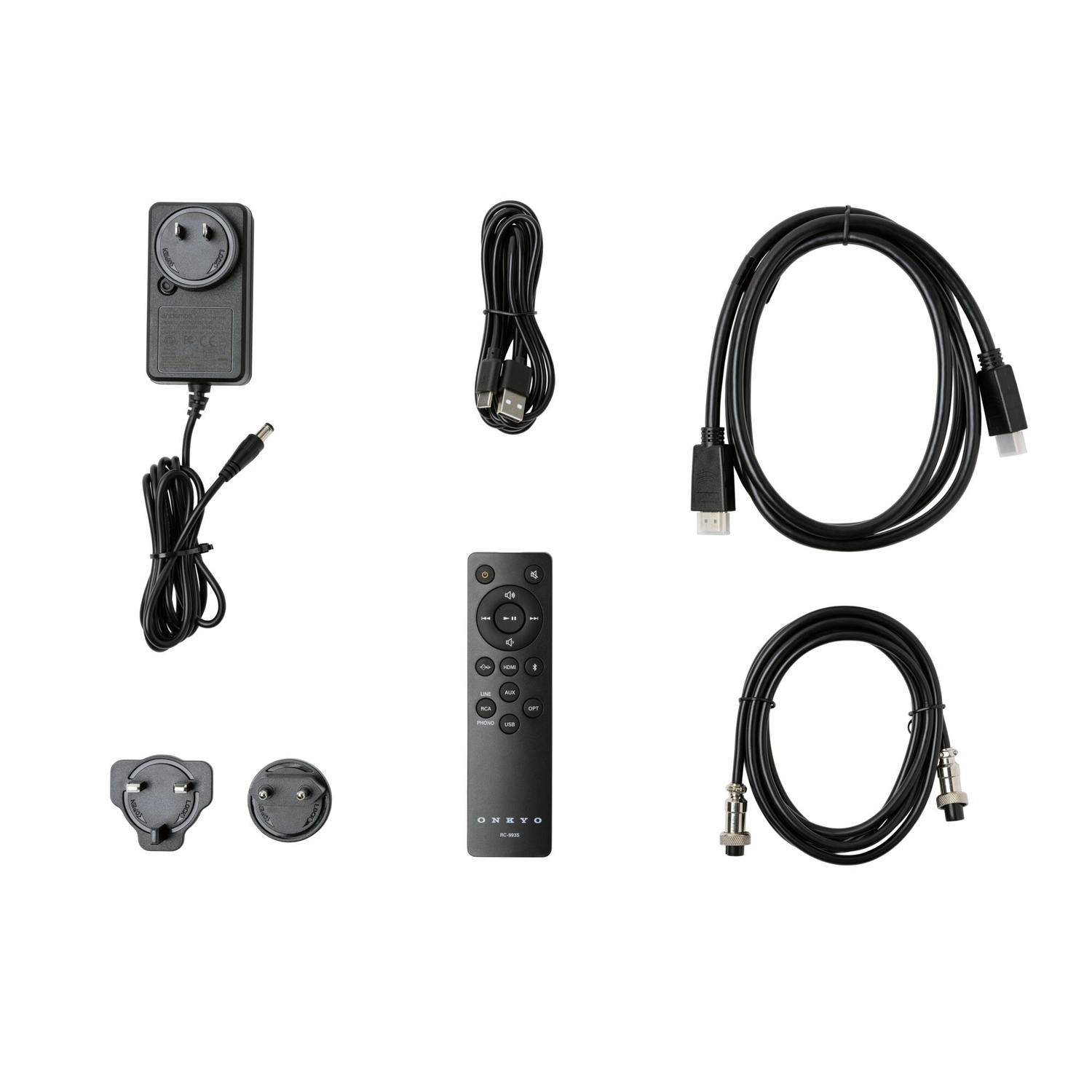 Een verzameling accessoires voor elektronische apparaten: voedingsadapters, kabels en een afstandsbediening op een witte achtergrond.