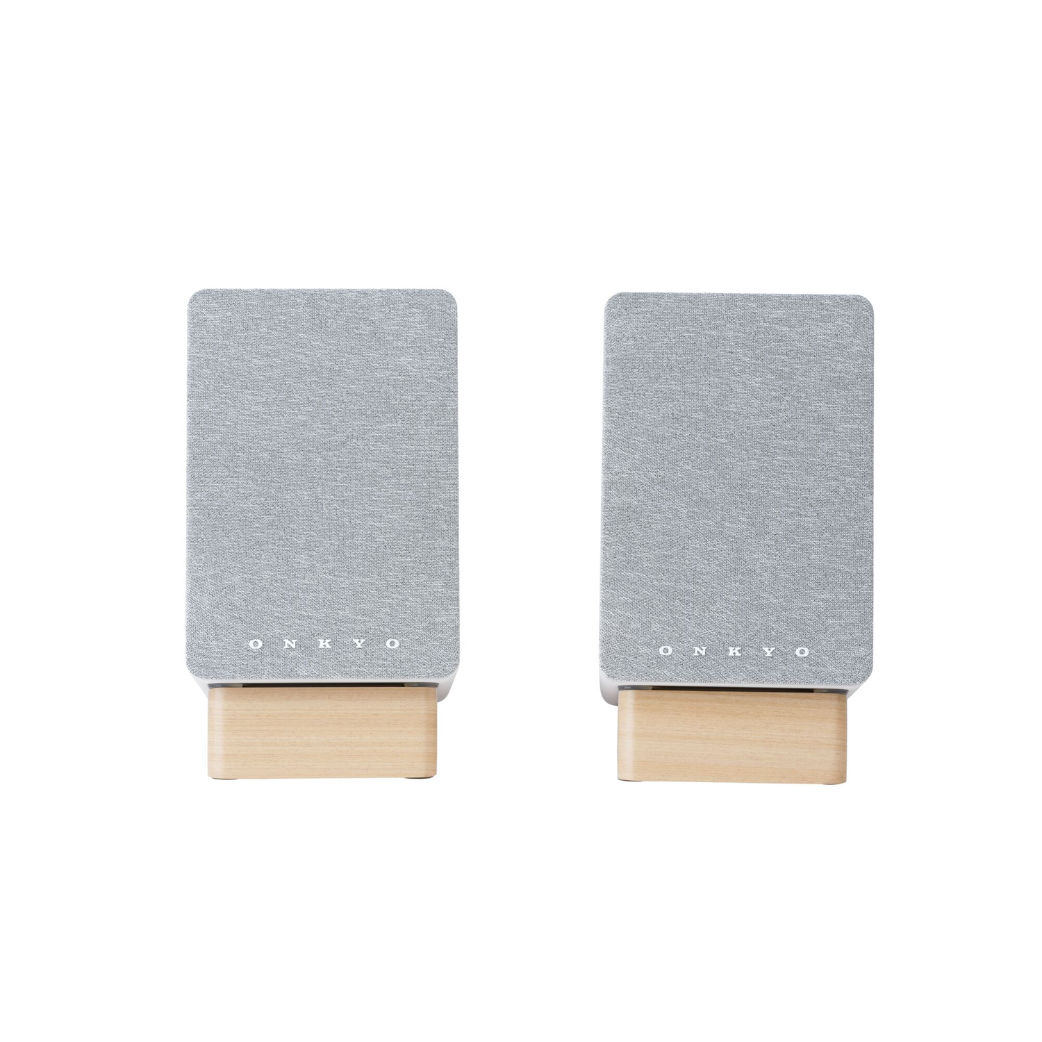 Twee grijze luidsprekers met stoffen hoezen op houten standaards. Het ONKYO-logo staat op de voorkant.