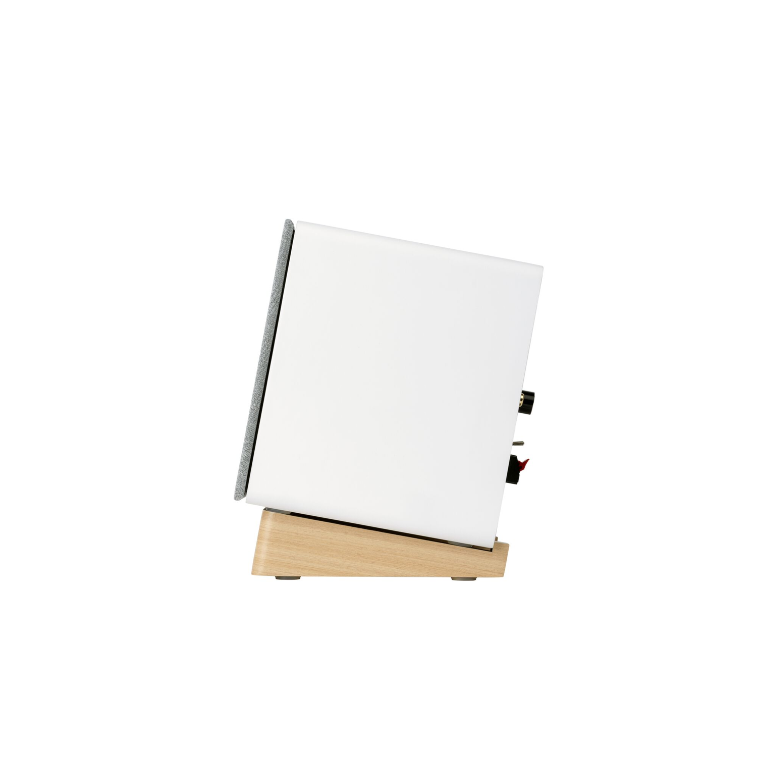 Witte luidspreker op een houten standaard, schuin opzij tegen een witte achtergrond.
