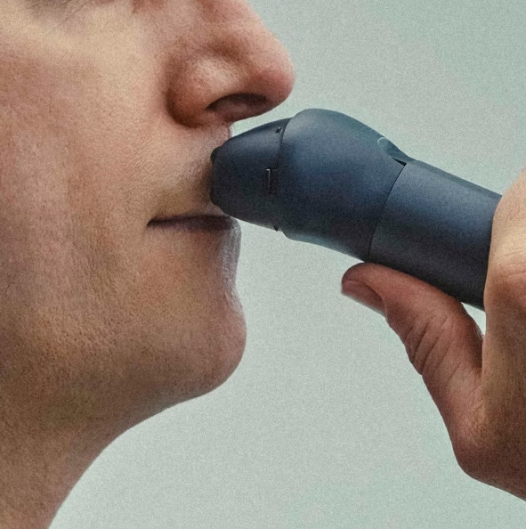 Mężczyzna goli nos golarką elektryczną. Skupienie na procesie pielęgnacji.