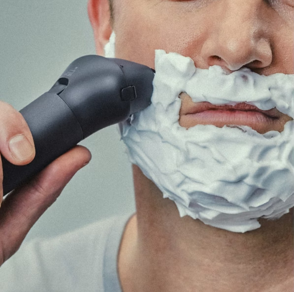 Czarny zestaw stereo z czerwonymi światłami głośników.