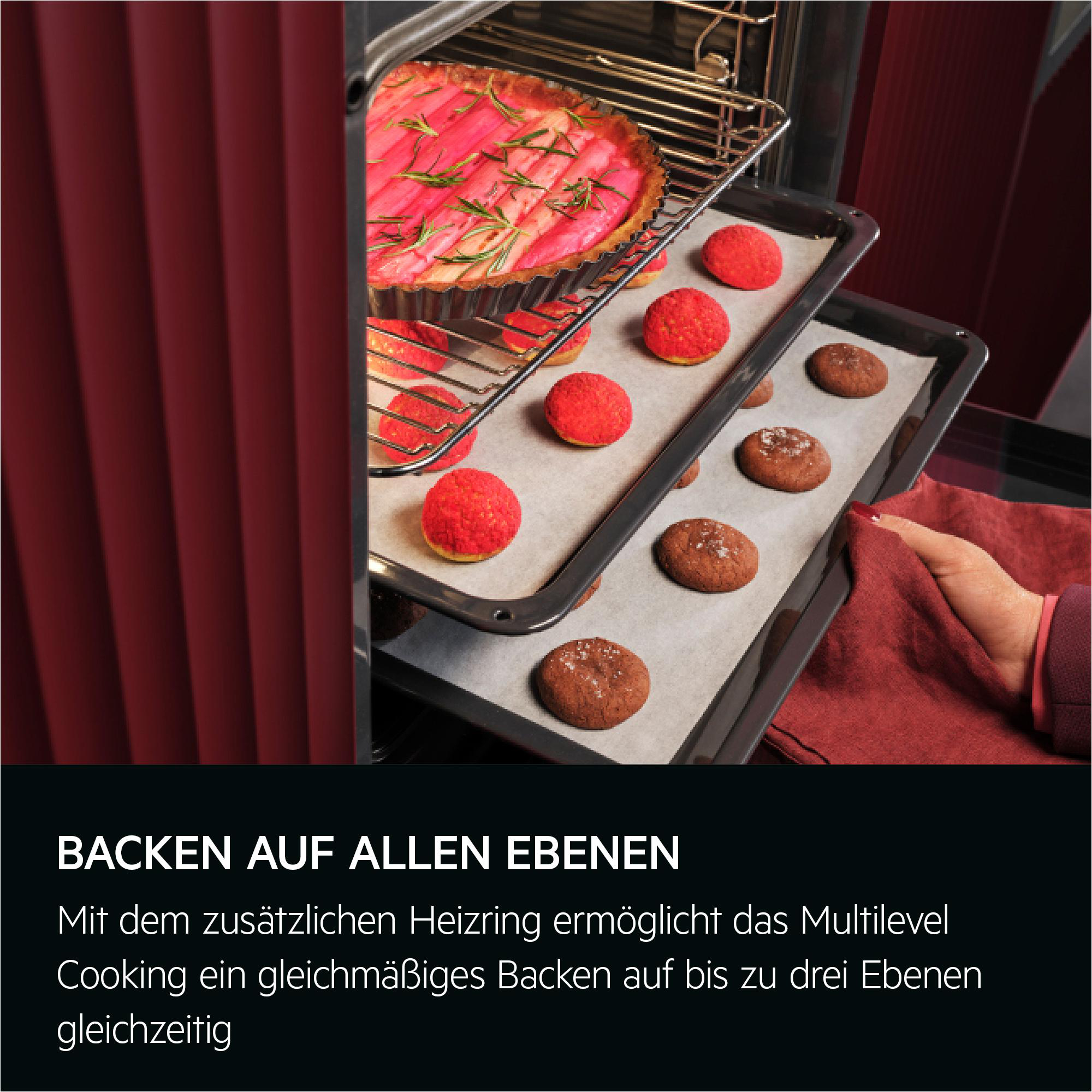 Ofeninnenraum mit mehreren Backblechen, die Backwaren zeigen, Mehrfach-Backen.