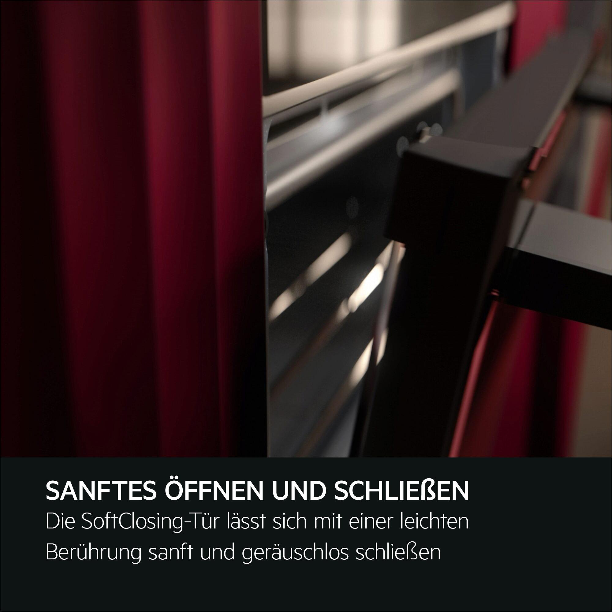 Ein offener Schrank mit rotem Vorhang im Hintergrund. Text auf Deutsch.