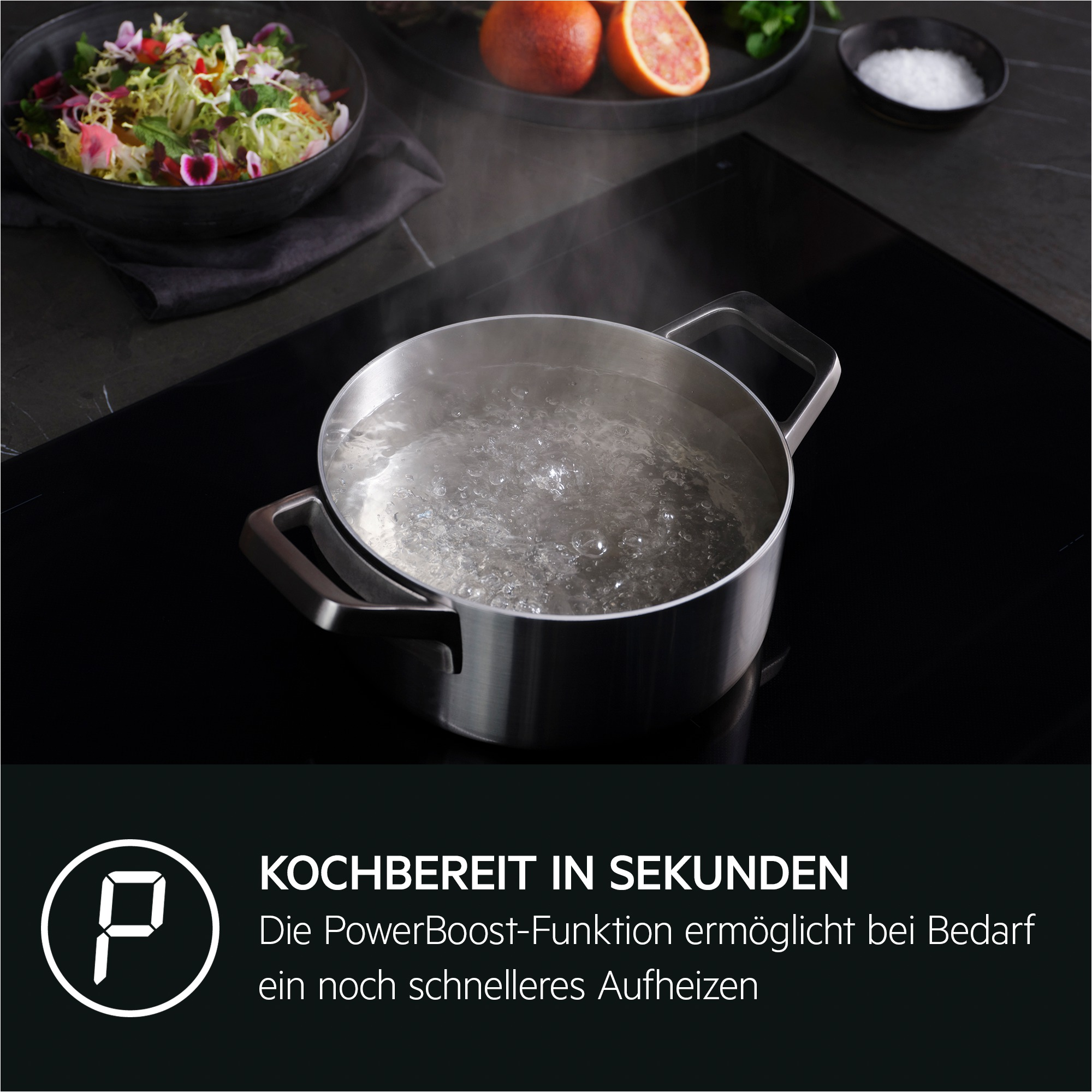 Ein Topf mit kochendem Wasser auf einem schwarzen Herd. Dampf steigt auf. Text: Bereit in Sekunden, PowerBoost.