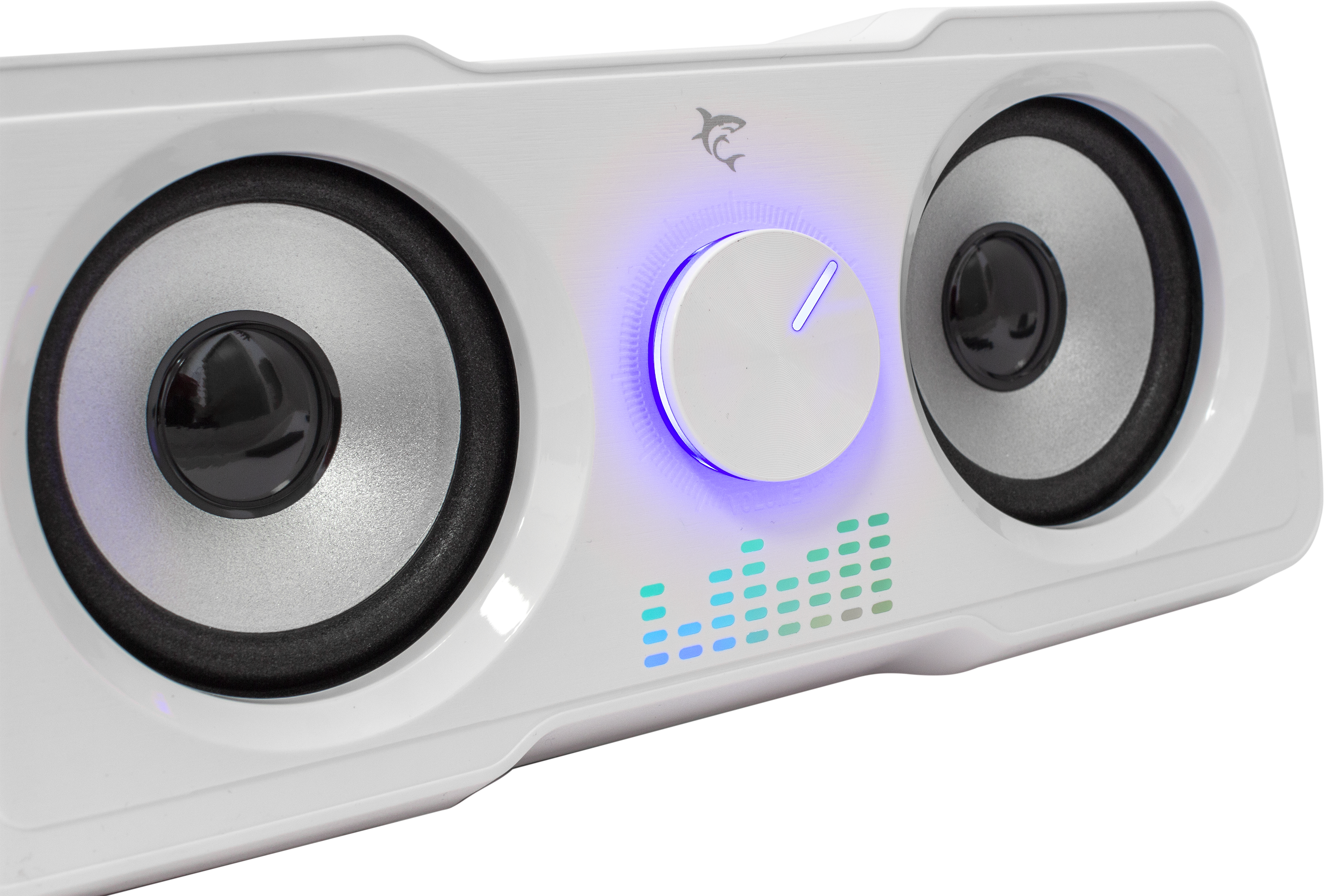 Egy fehér soundbar hangszórókkal, hangerőszabályzóval kék fénnyel és egy equalizerrel.