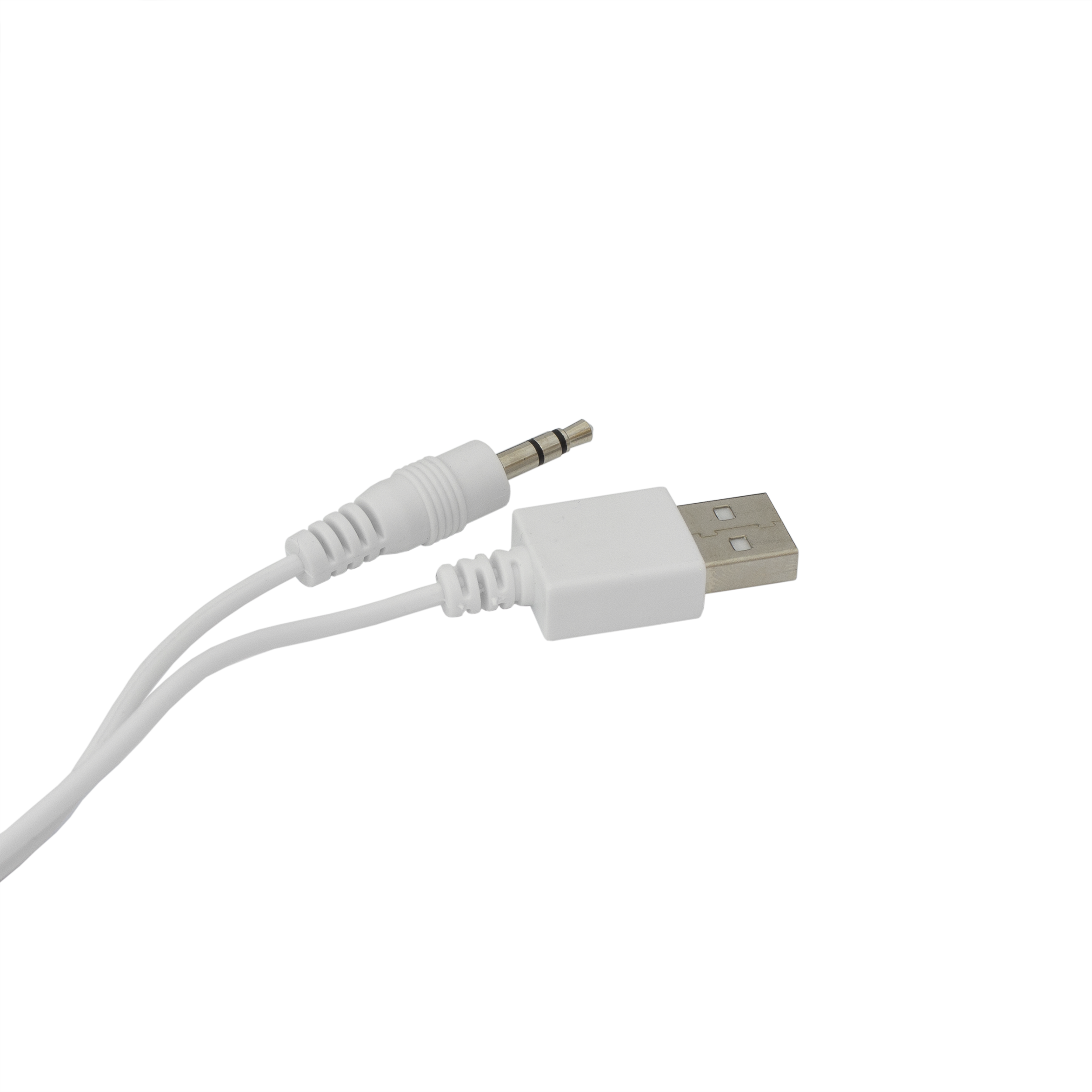 Egy fehér audiokábel 3,5 mm-es jack dugóval és USB-csatlakozóval fekete háttéren.