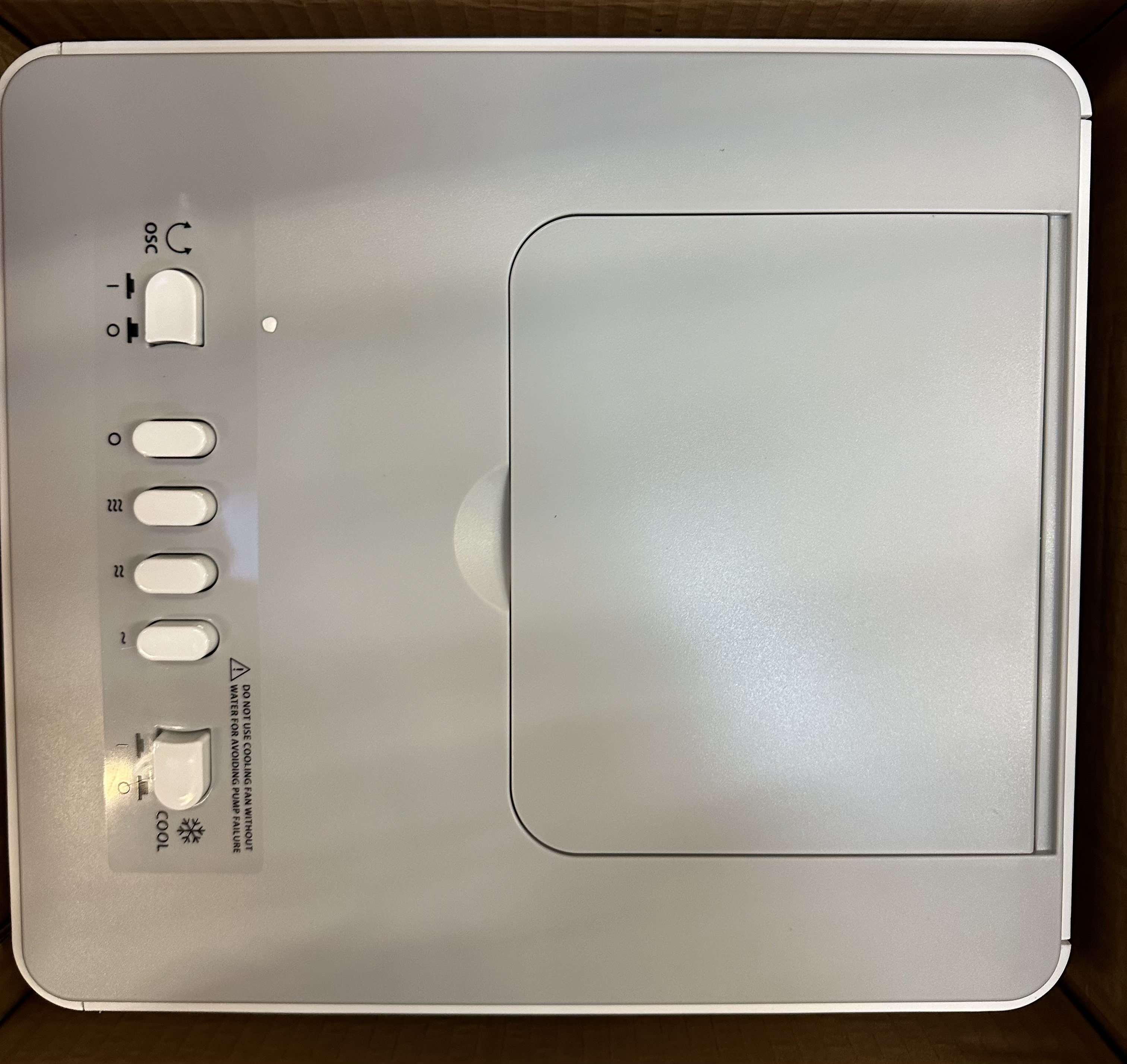 Czarny mikrofon z piankową osłoną i srebrną wtyczką.