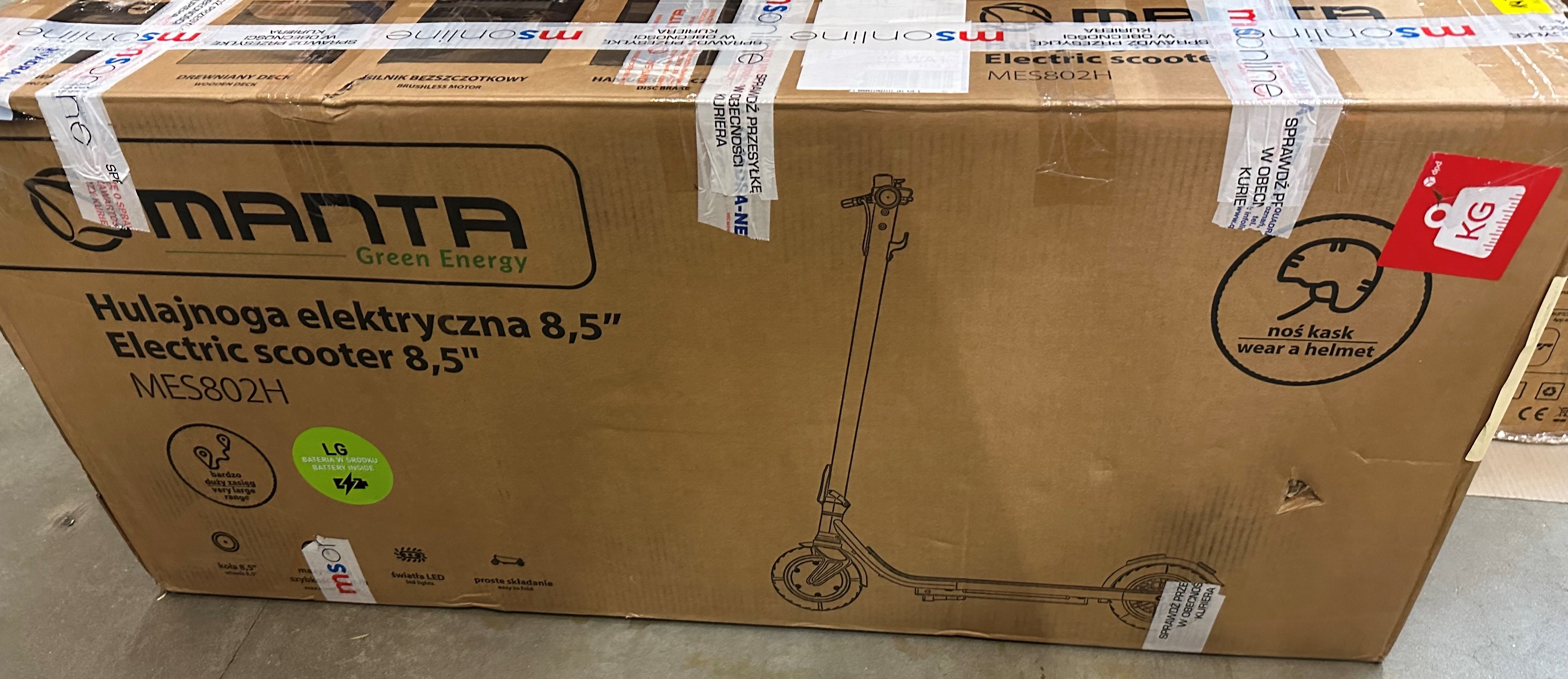 Zapakowana hulajnoga elektryczna Manta, ze szczegółami produktu na pudełku.