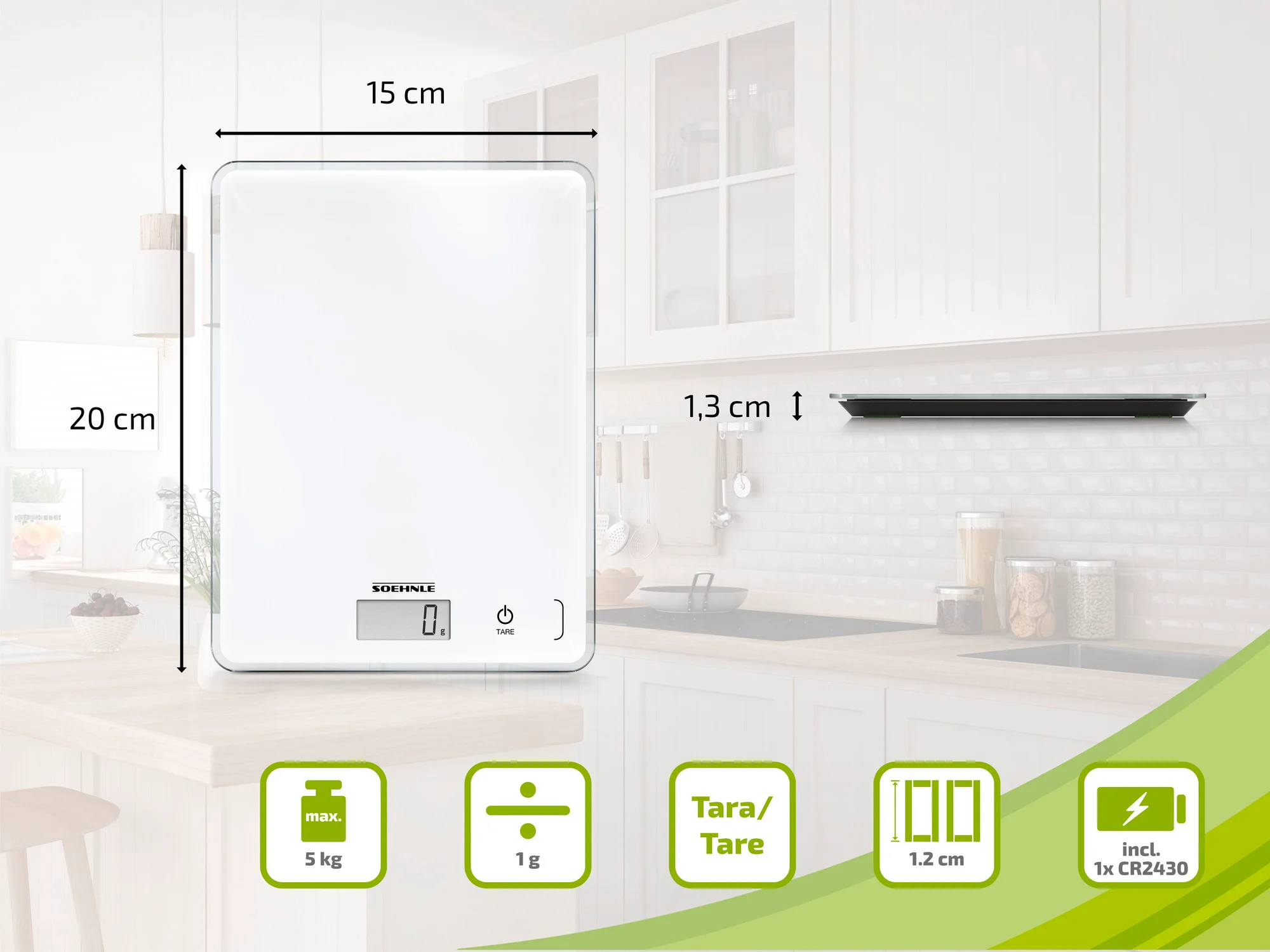 Una bilancia da cucina bianca con display digitale è su una superficie in legno. Vengono visualizzate misure e icone.