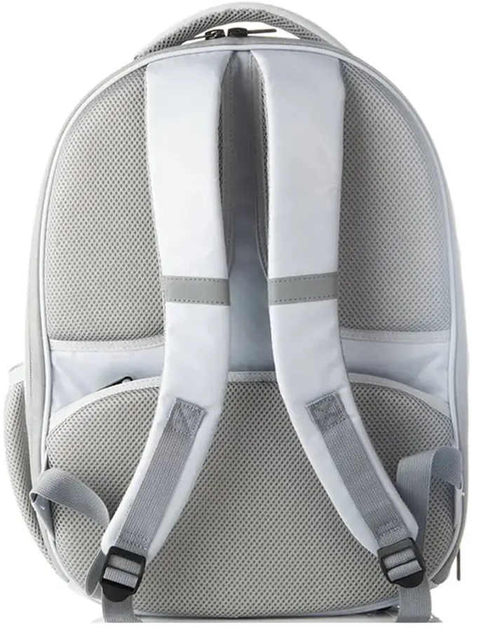 Rückansicht eines weißen und grauen Rucksacks mit Netz und Gurten.