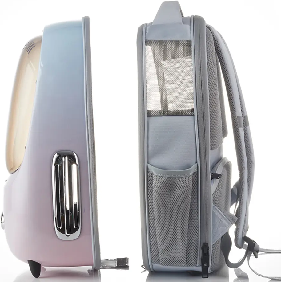 Ein Haustierrucksack wird gezeigt. Es ist in zwei Teile geteilt. Der vordere Teil ist rosa und der hintere grau.
