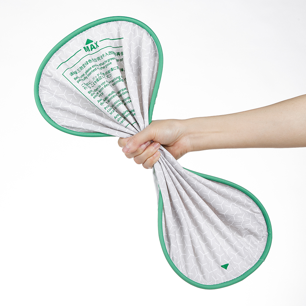 Mano che tiene un sacchetto bianco e verde con bordi verdi. Il sacchetto viene stretto.