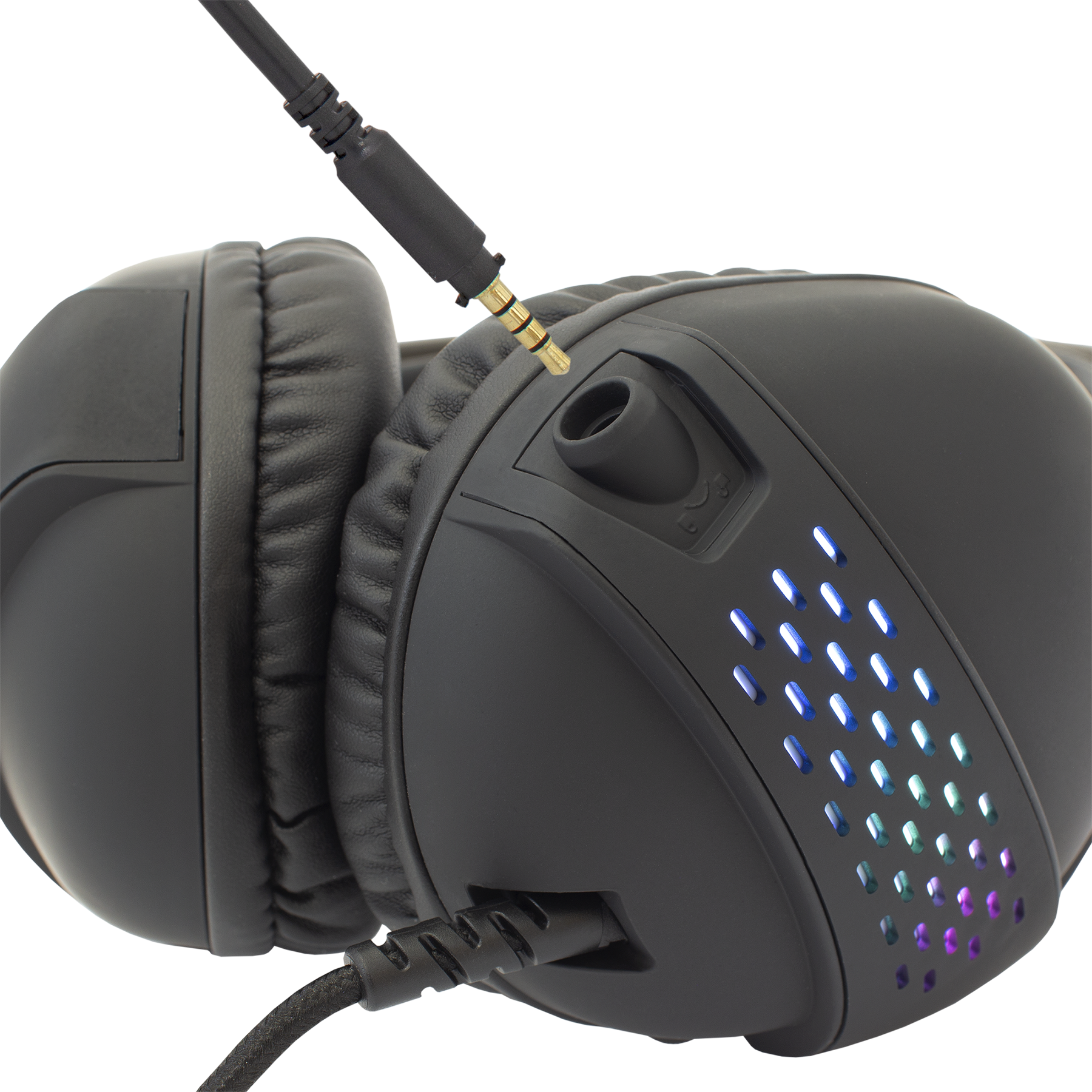 Egy fekete gamer headset kábelen keresztül egy aranyozott audió jack dugóval. Fekete háttér.
