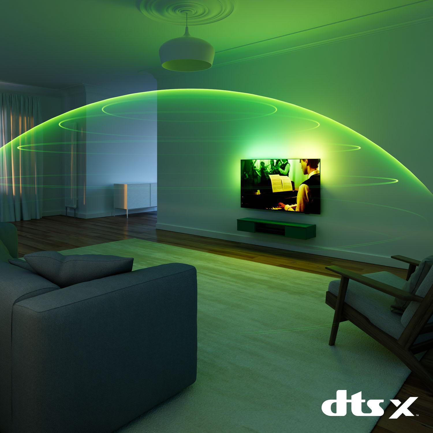 Ein Fernseher in einem Raum, mit grünen Lichteffekten und einem Sofa. Text 'dts x' unten.