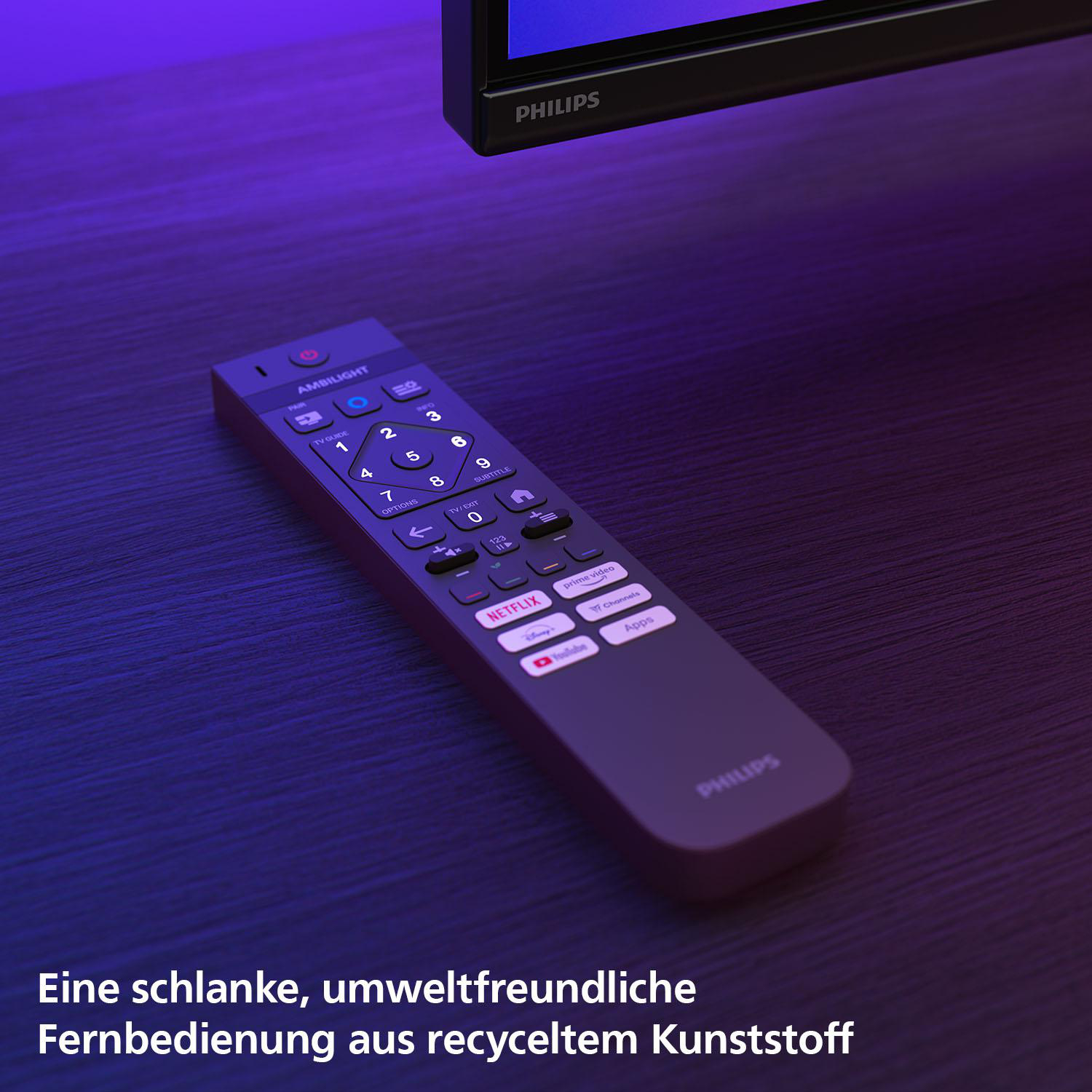 TV-Fernbedienung auf Tisch mit TV im Hintergrund, blau beleuchtet.