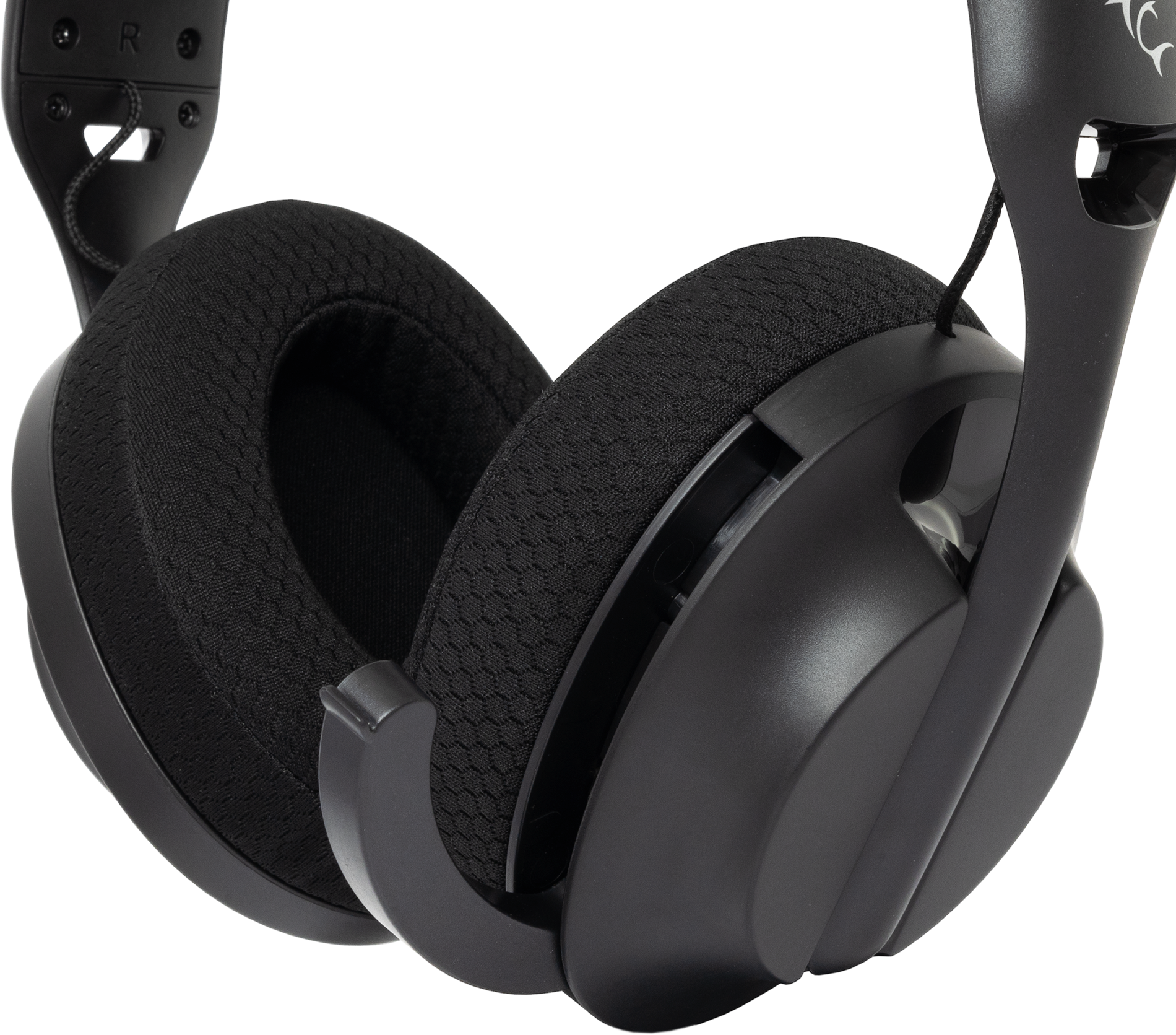 Egy fekete gamer headset közelképe. A fülkagylók nagyok, és puha, fekete anyaggal vannak bevonva.