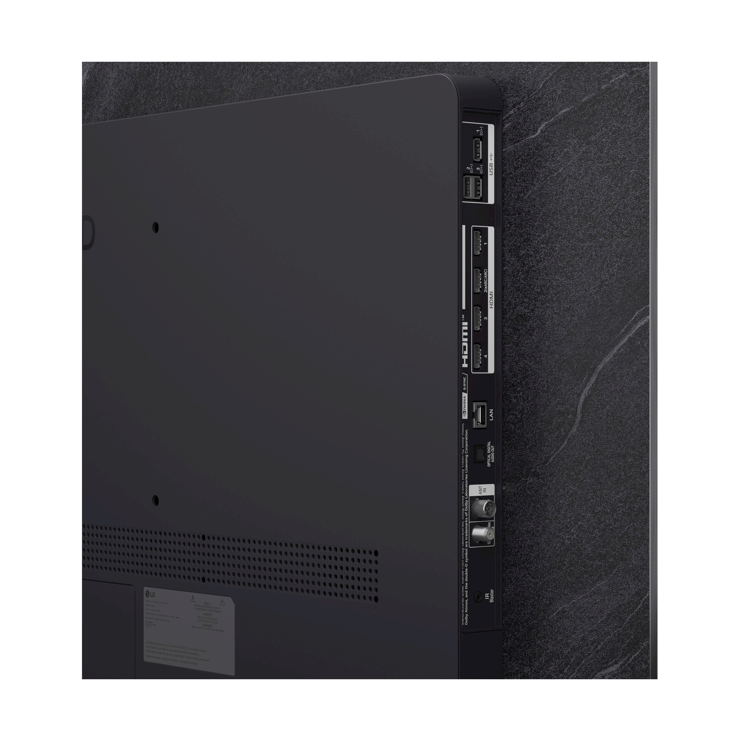 Primo piano del pannello posteriore di una TV nera, che mostra le porte per HDMI, antenna e altre connessioni.