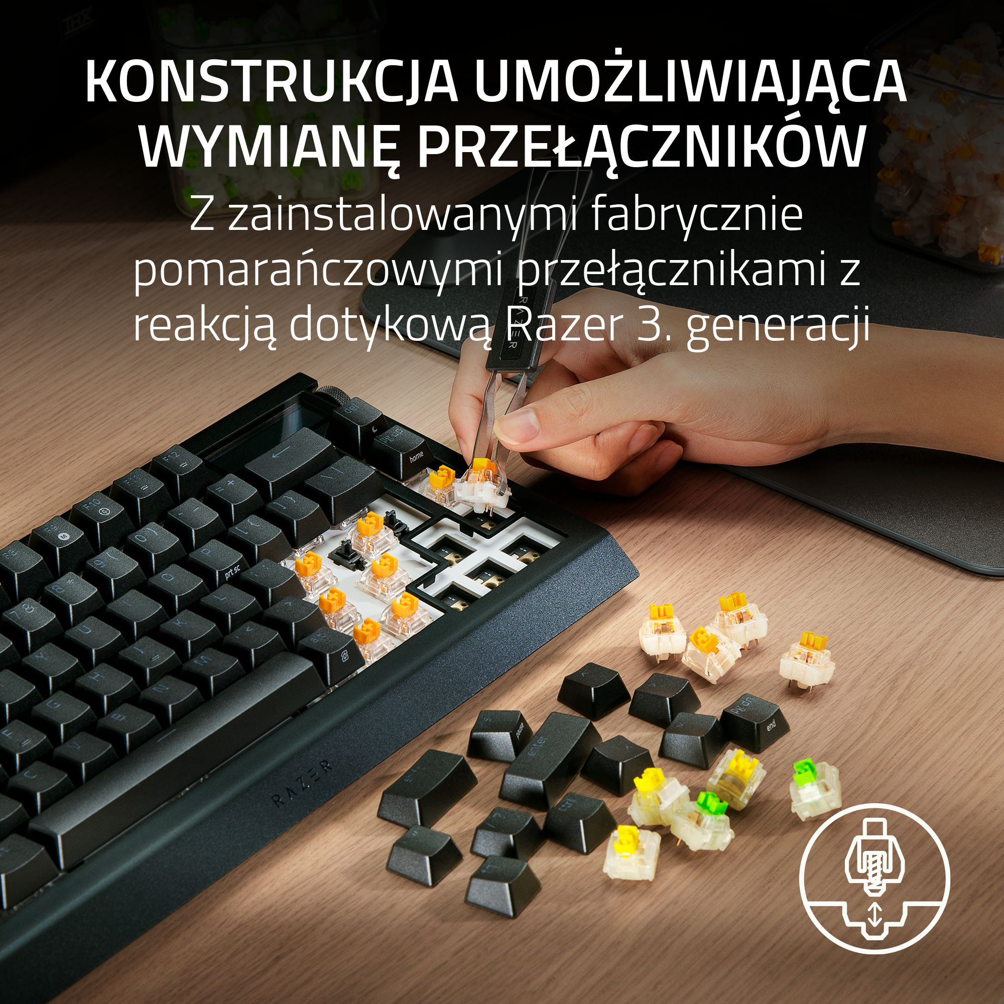 Osoba wymieniająca pomarańczowe przełączniki klawiatury.