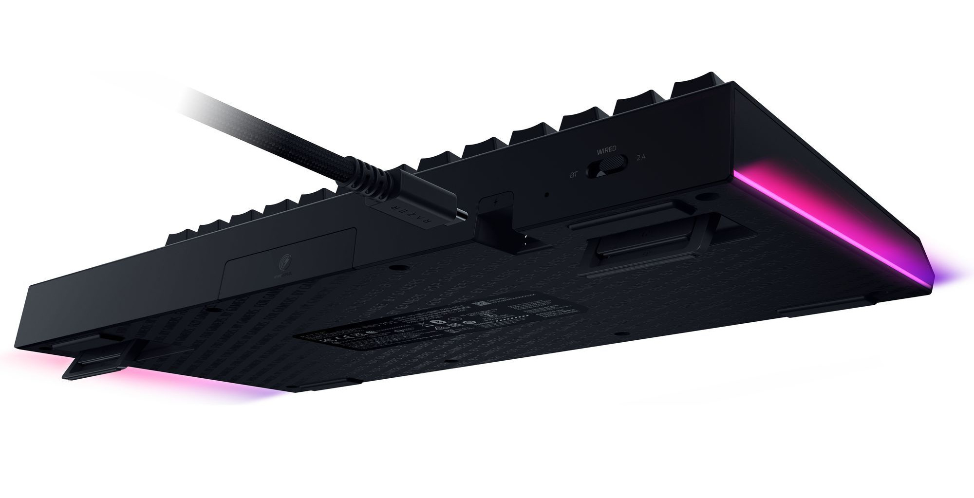 Czarna klawiatura, widok od spodu z kolorowym podświetleniem.