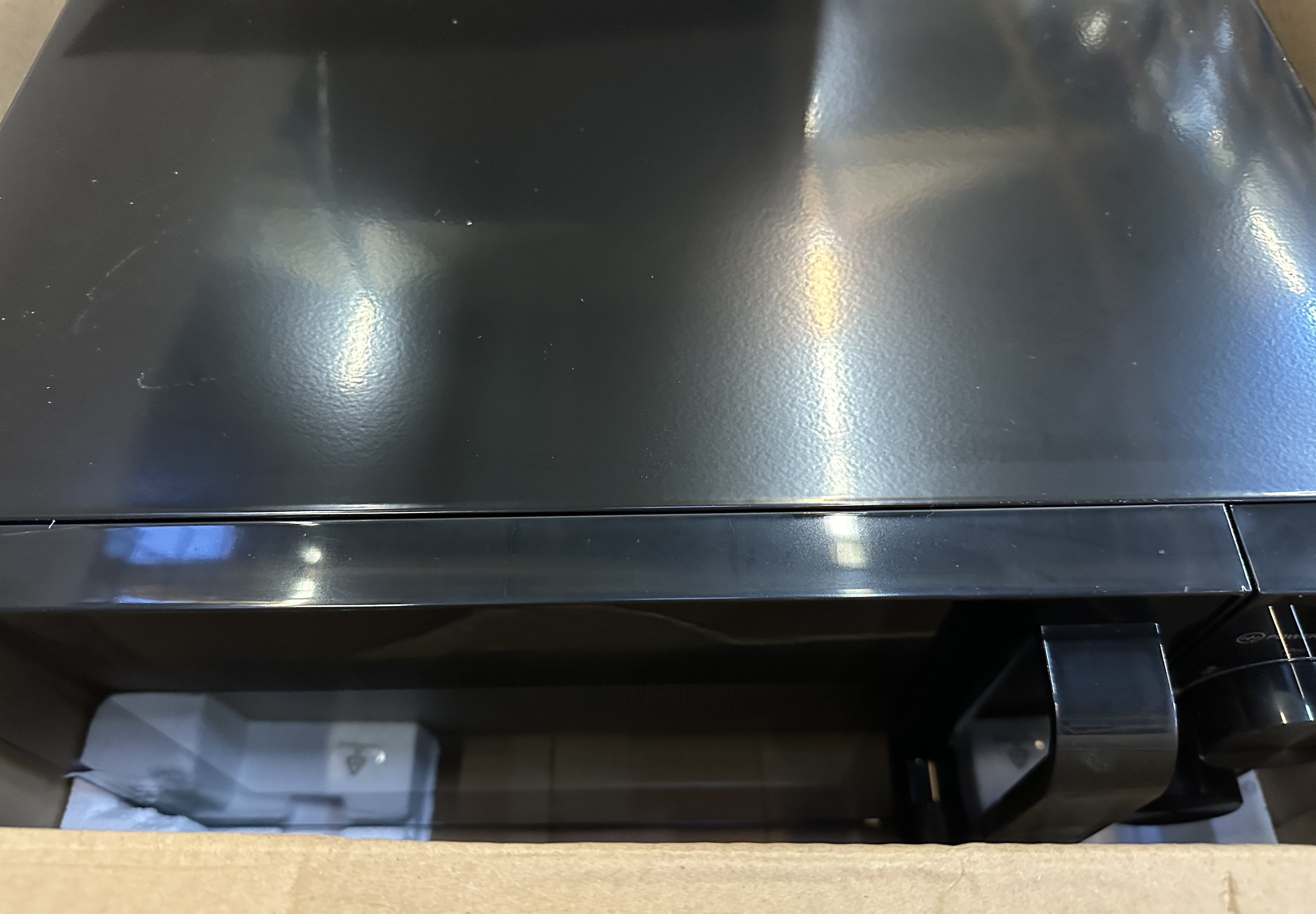 Kuchenka mikrofalowa w kartonie, widok od wewnątrz.