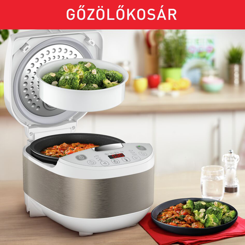 Egy nyitott gőzölő brokkolival, egy tál főtt étellel és egy tányér brokkolival az asztalon.