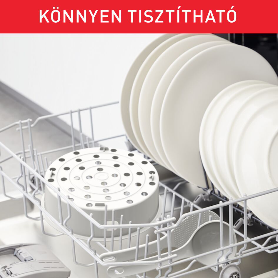 Mosogatógép belseje fehér tányérokkal és egy fehér kosár-szerű tartállyal.