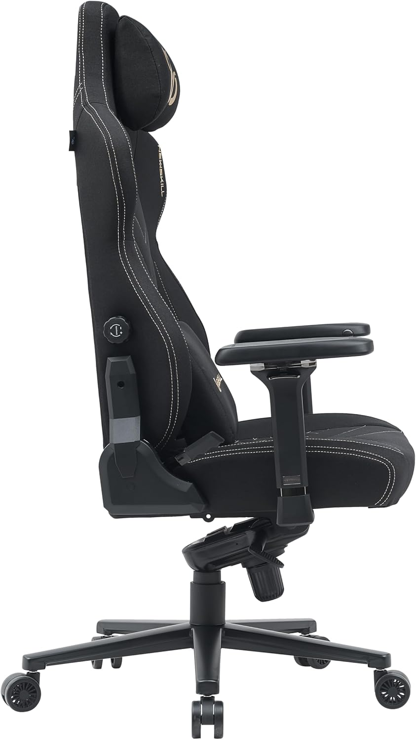 Una silla de juego negra y blanca, vista de lado, con reposacabezas y reposabrazos ajustables.