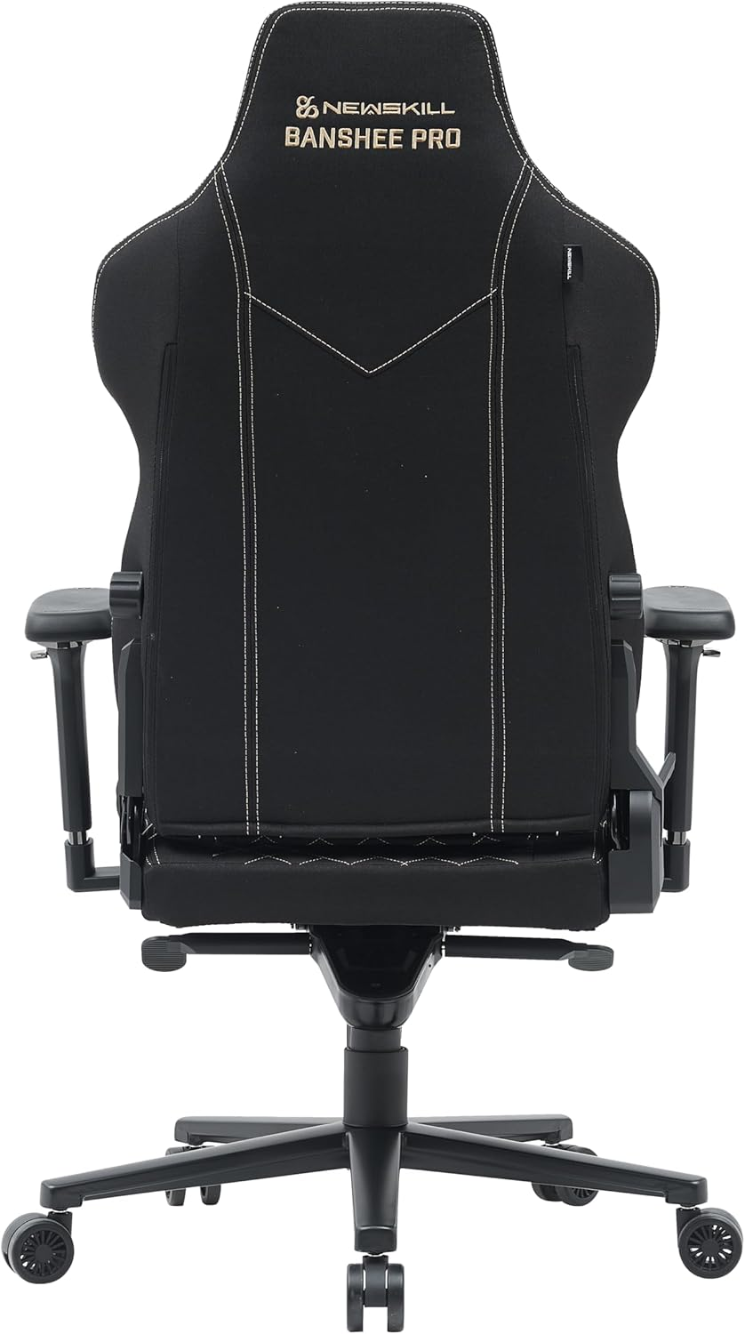 La vista trasera de una silla de juego en blanco y negro, que muestra la parte trasera y la marca.