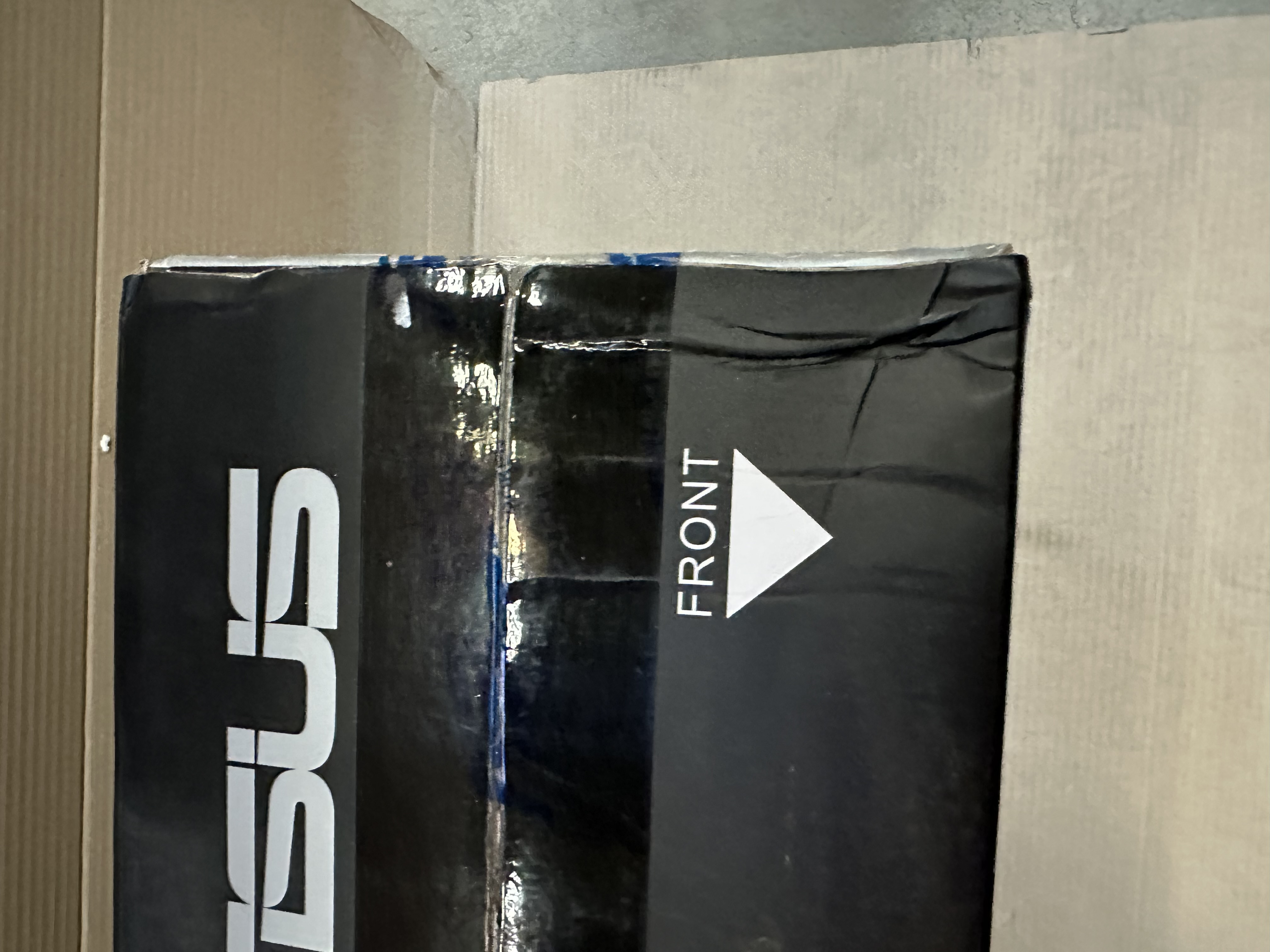 Kartonowe pudełko z białą strzałką i tekstem FRONT.