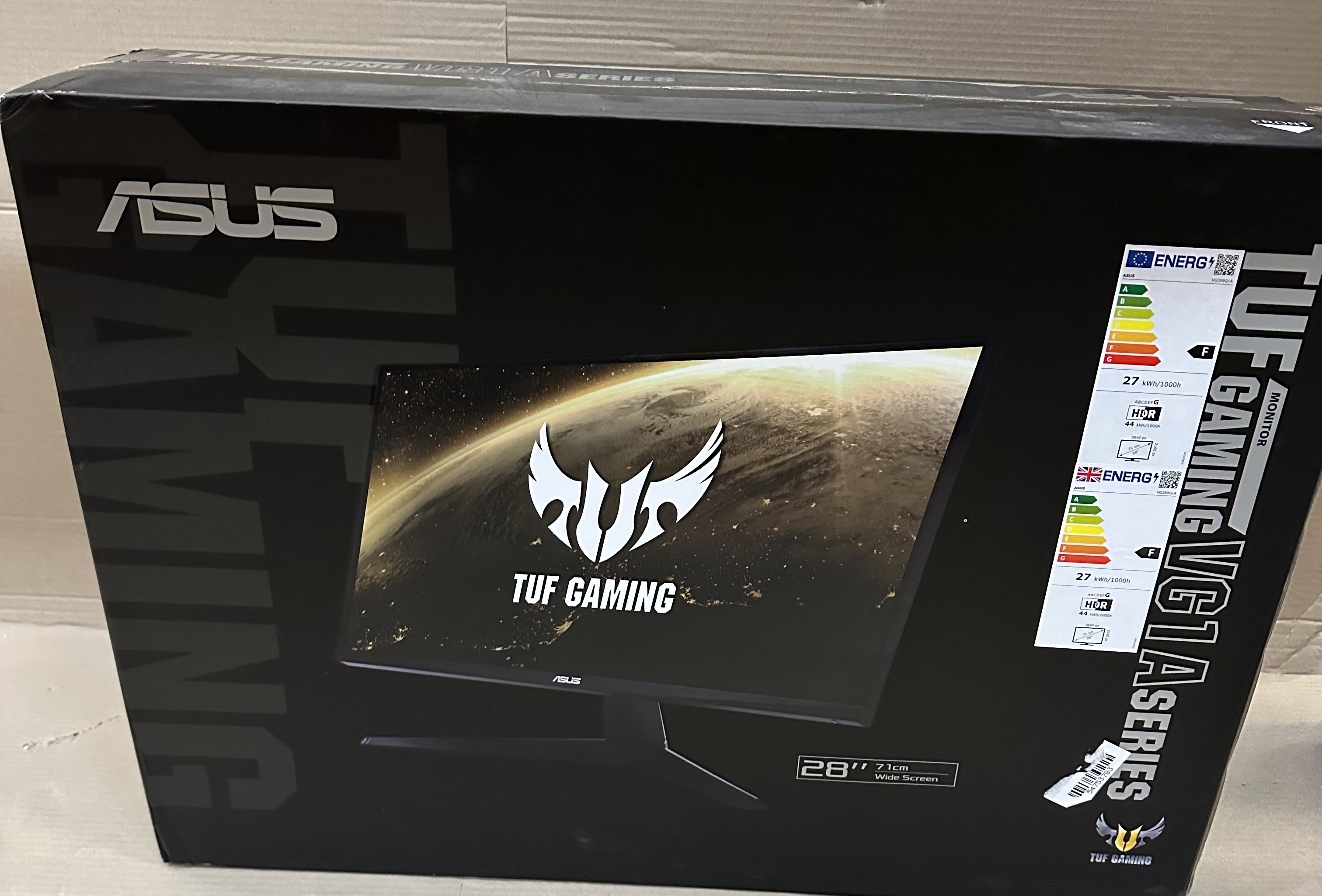 Czarne pudełko z monitorem ASUS TUF Gaming, 27 cali szeroki ekran. Obraz monitora na pudełku.