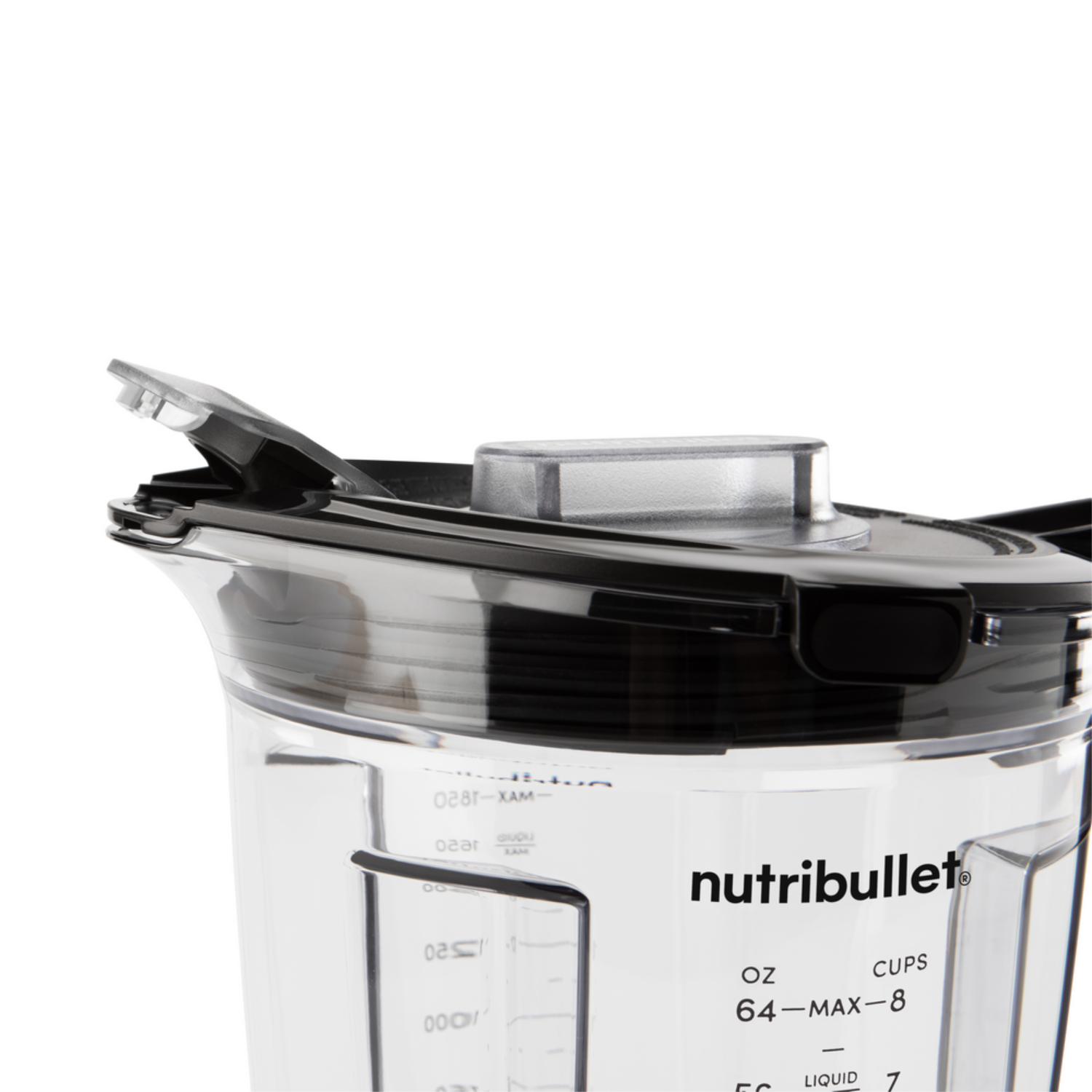 Primer plano de un vaso de licuadora Nutribullet transparente con tapa negra, mostrando medidas.