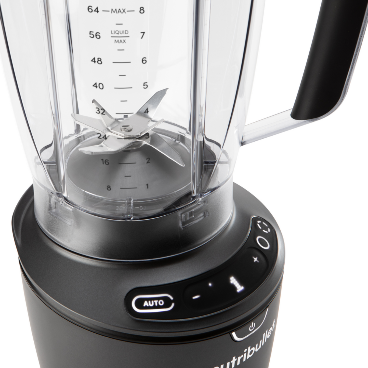 Primer plano de la base de una licuadora Nutribullet con cuchilla y controles visibles.