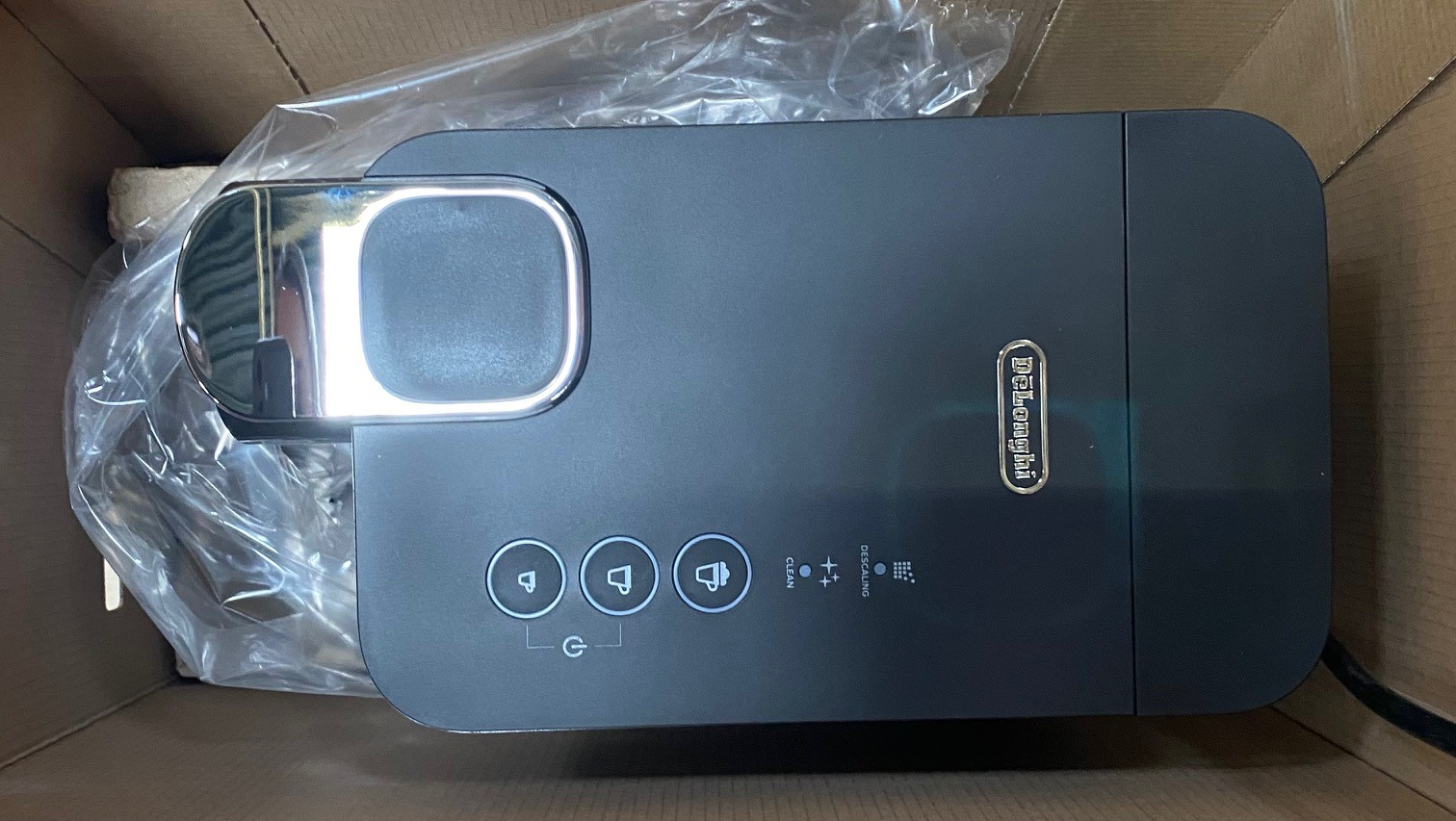 Czarny ekspres do kawy znajduje się w kartonowym pudełku.