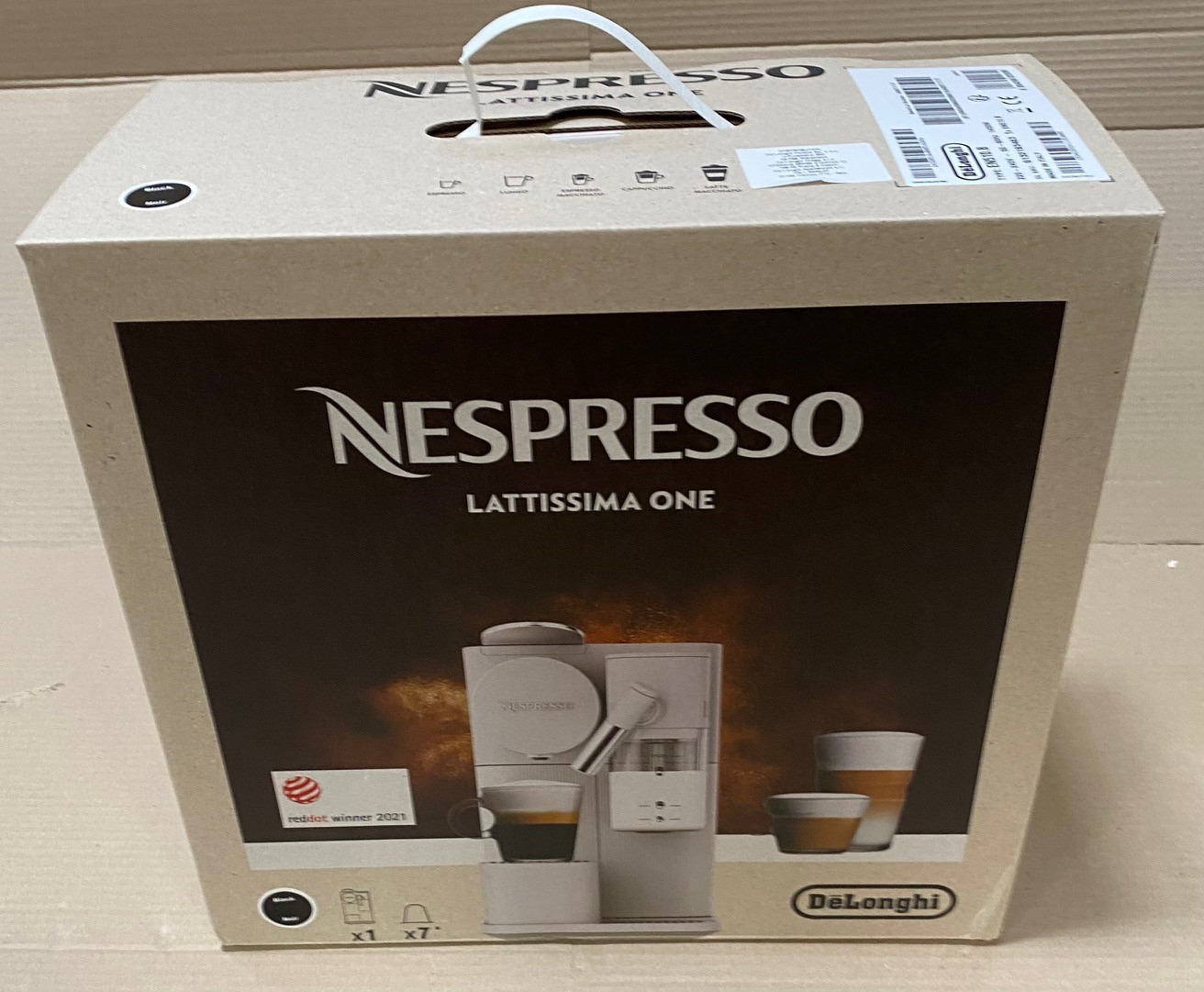Pudełko ekspresu do kawy Nespresso Lattissima One firmy Delonghi.