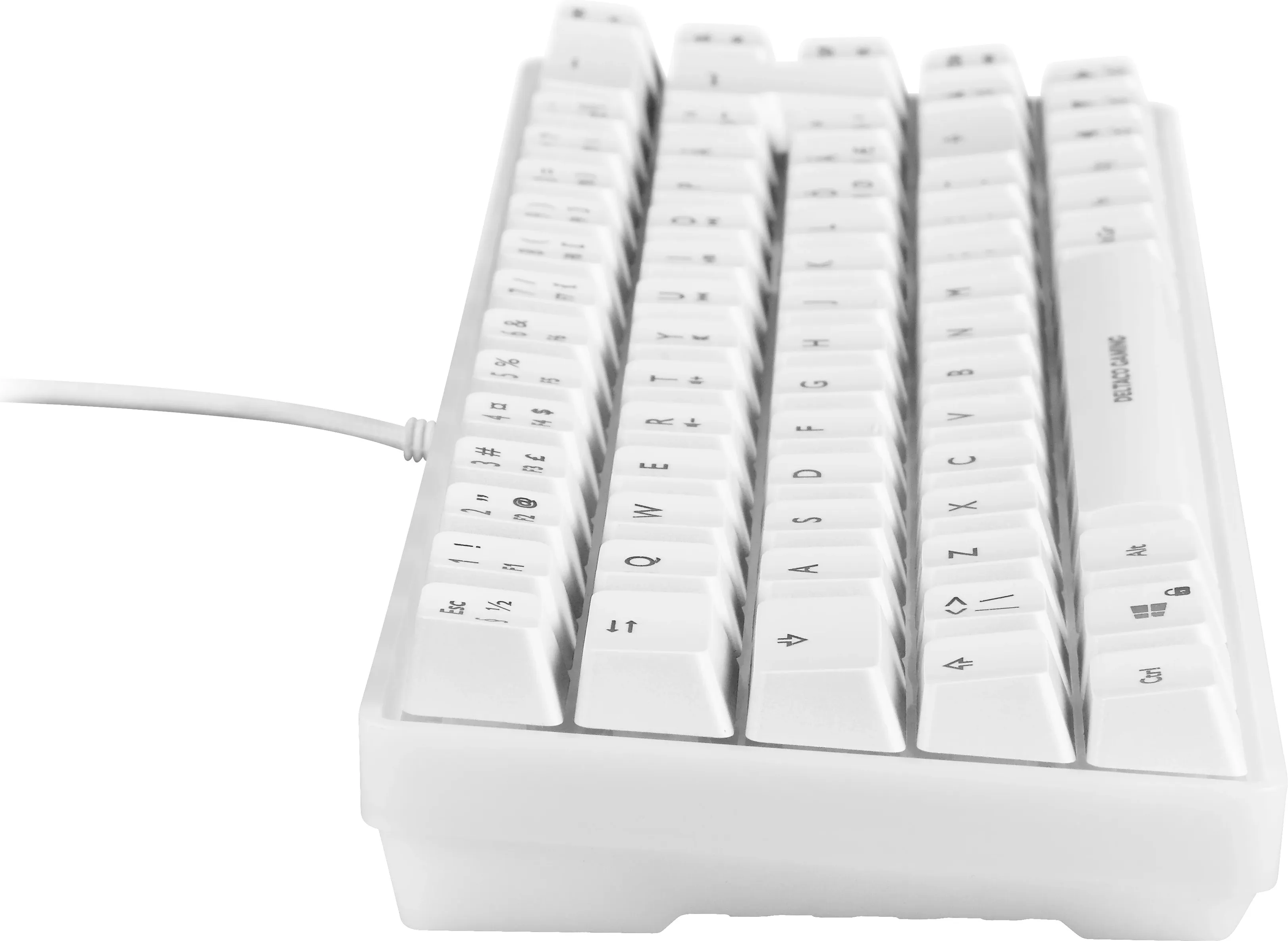 Weiße mechanische Tastatur, nach oben geneigt, zeigt Tastenkappen mit Buchstaben und Symbolen.