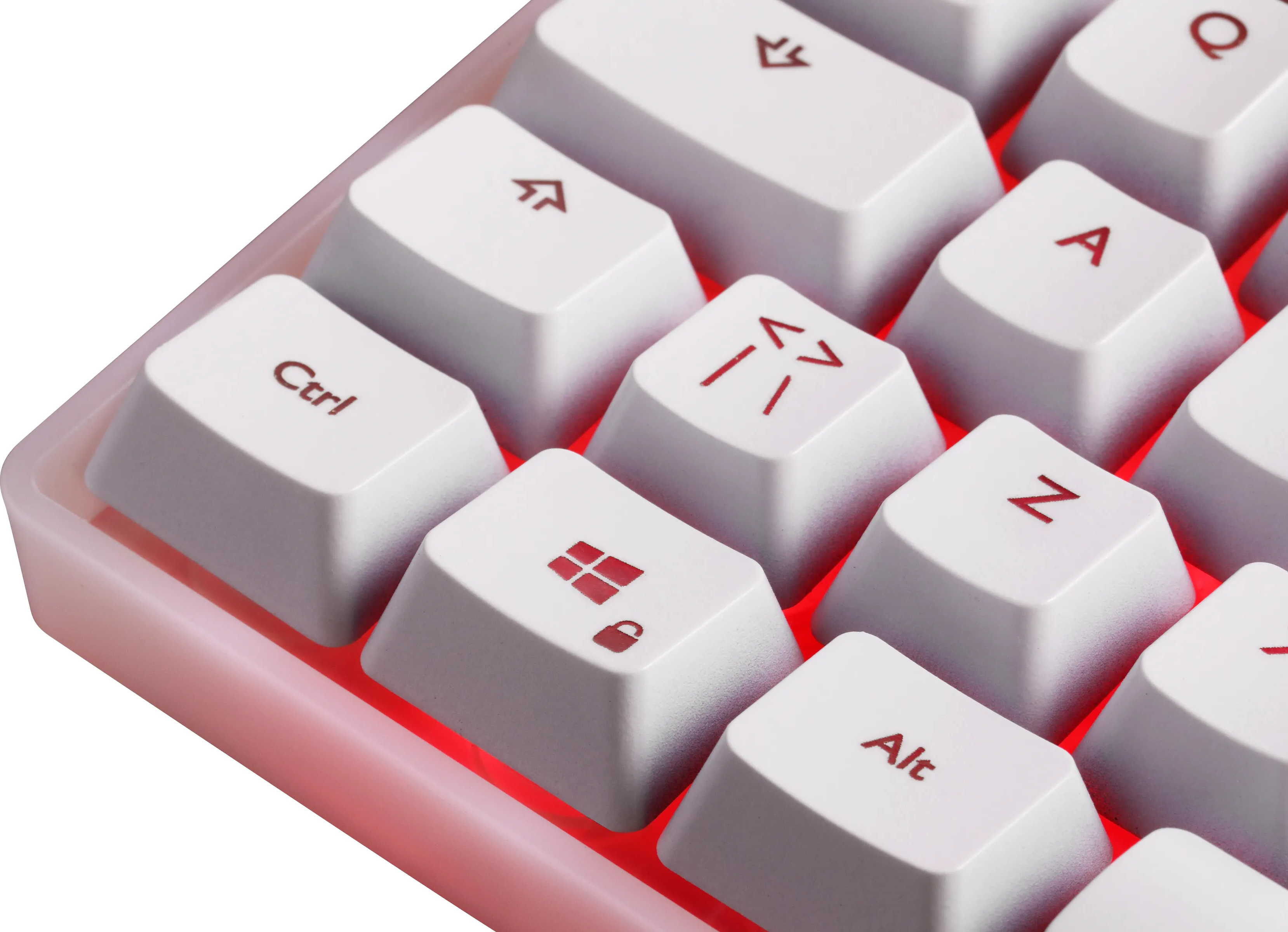 Nahaufnahme von weißen Tastaturtasten mit roter Hintergrundbeleuchtung. Tasten umfassen Strg, Alt und Windows-Logo.