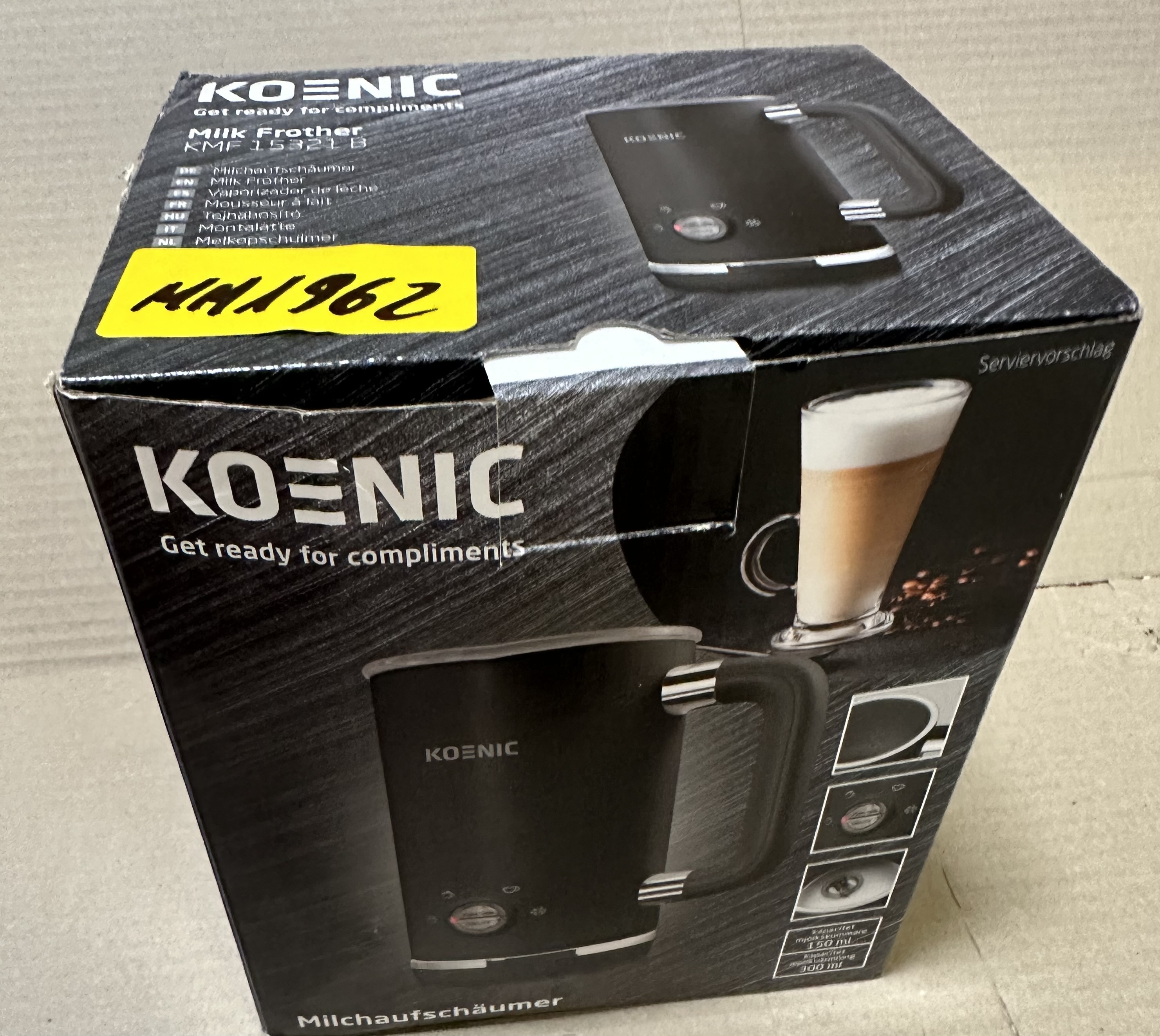 Pudełko spieniacza do mleka Koenic ze zdjęciem spieniacza.