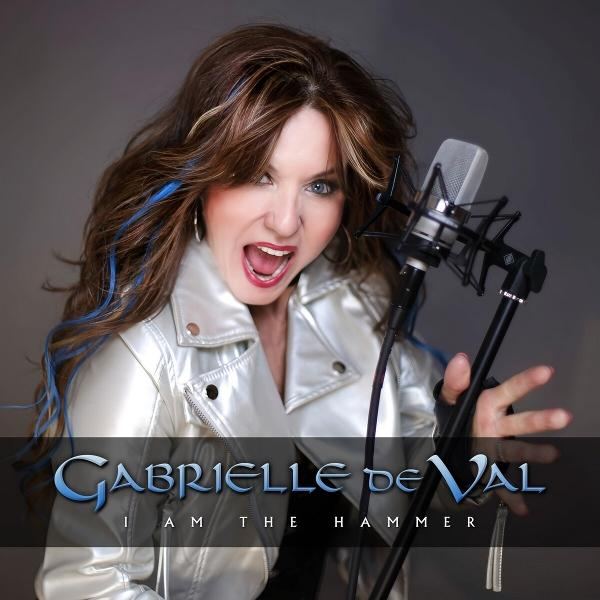 Frau singt in ein Mikrofon mit Text "Gabrielle de Val". Dunkler Hintergrund.