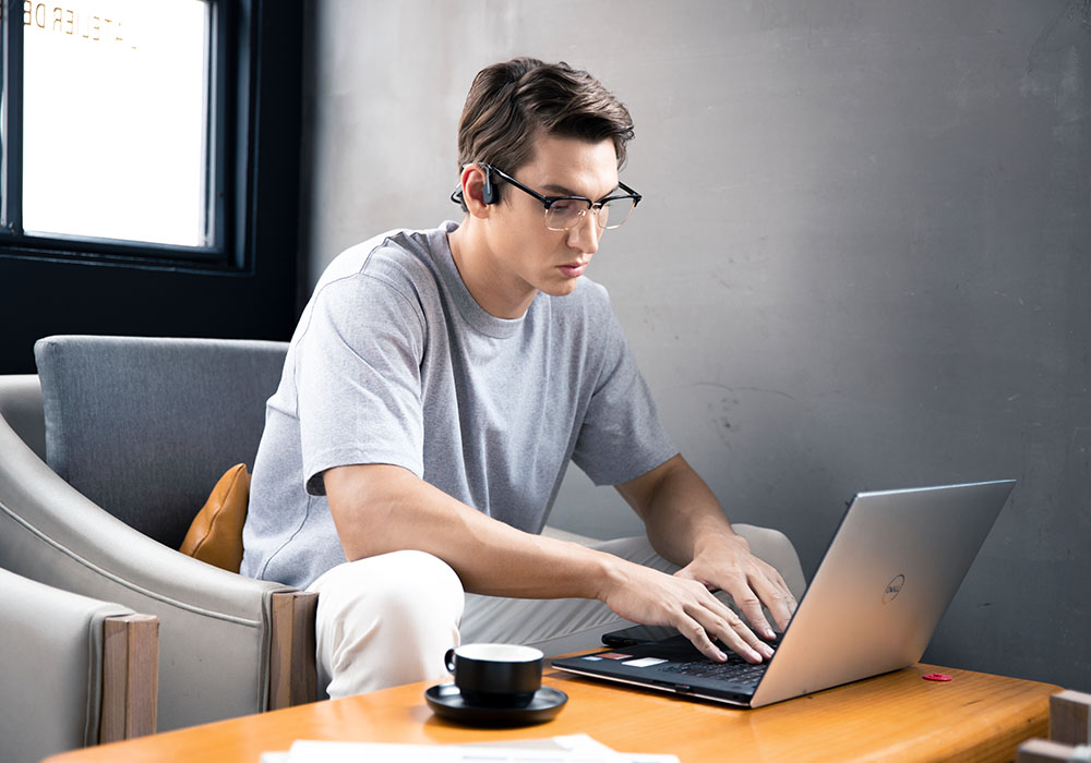 Biały osuszacz powietrza z logo Comfee.