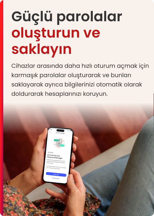 Bir kişinin elleri, ekranda bir şifre yöneticisi uygulaması bulunan bir akıllı telefon tutuyor.