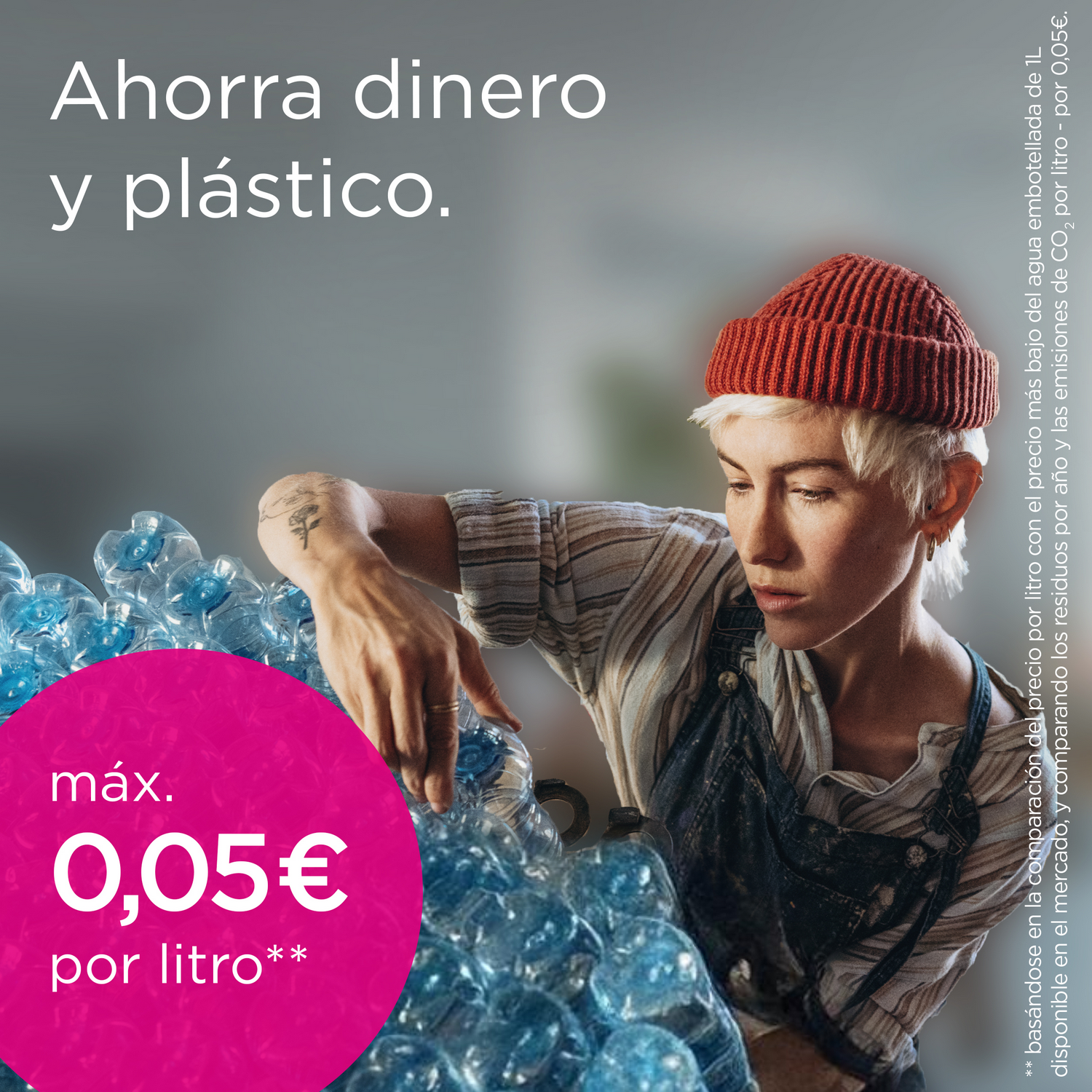 Mujer clasificando botellas de plástico. Texto: 'Ahorra dinero y plástico'. Precio por litro mostrado.