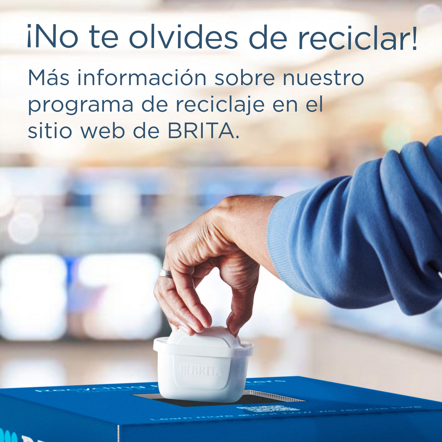 Mano de persona colocando filtro blanco en caja reciclaje azul. Texto: ¡No te olvides de reciclar!