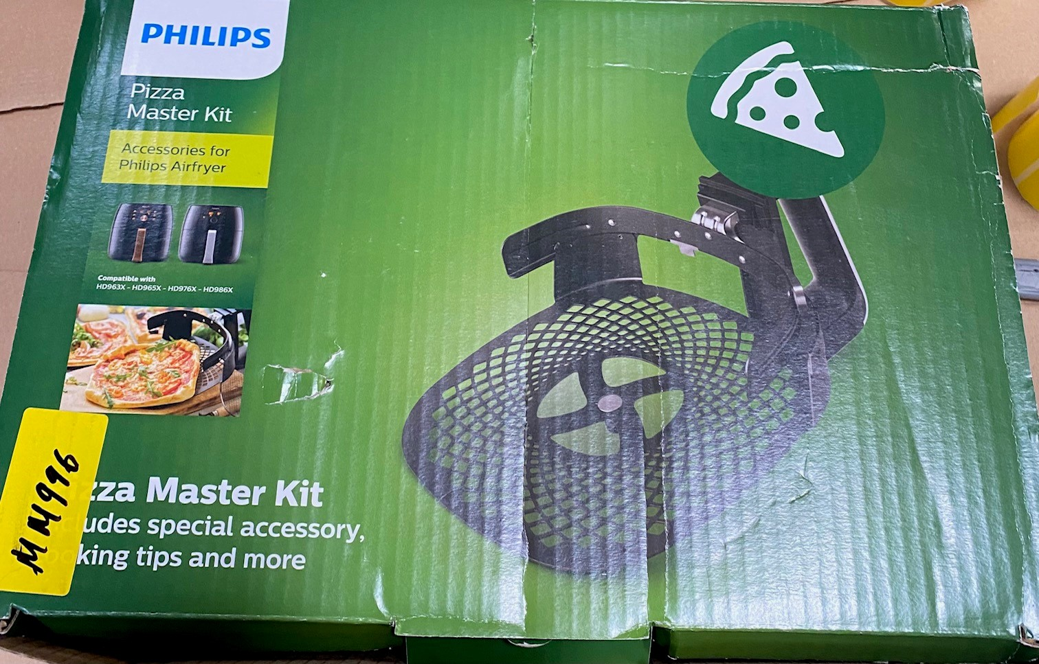 Zielone pudełko z pizzą, tekstem 'Pizza Master Kit' i akcesoriami do Philips Airfryer.